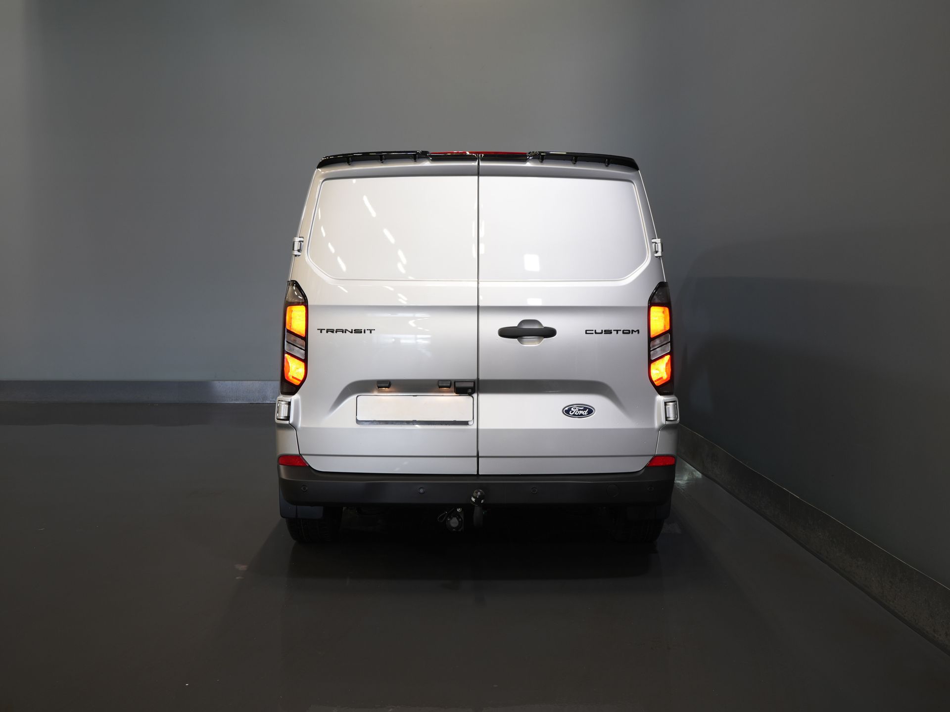 Ford Transit Custom Vans 320 2.0 TDCI 136 CV L2 Trend Garantía 11-29'/ LED/ Spoiler/ Front lip/ Sidebars/ Stoelverwiler/ Afn.Trekhaak/ Stuurverwil/ Carplay/ Cam