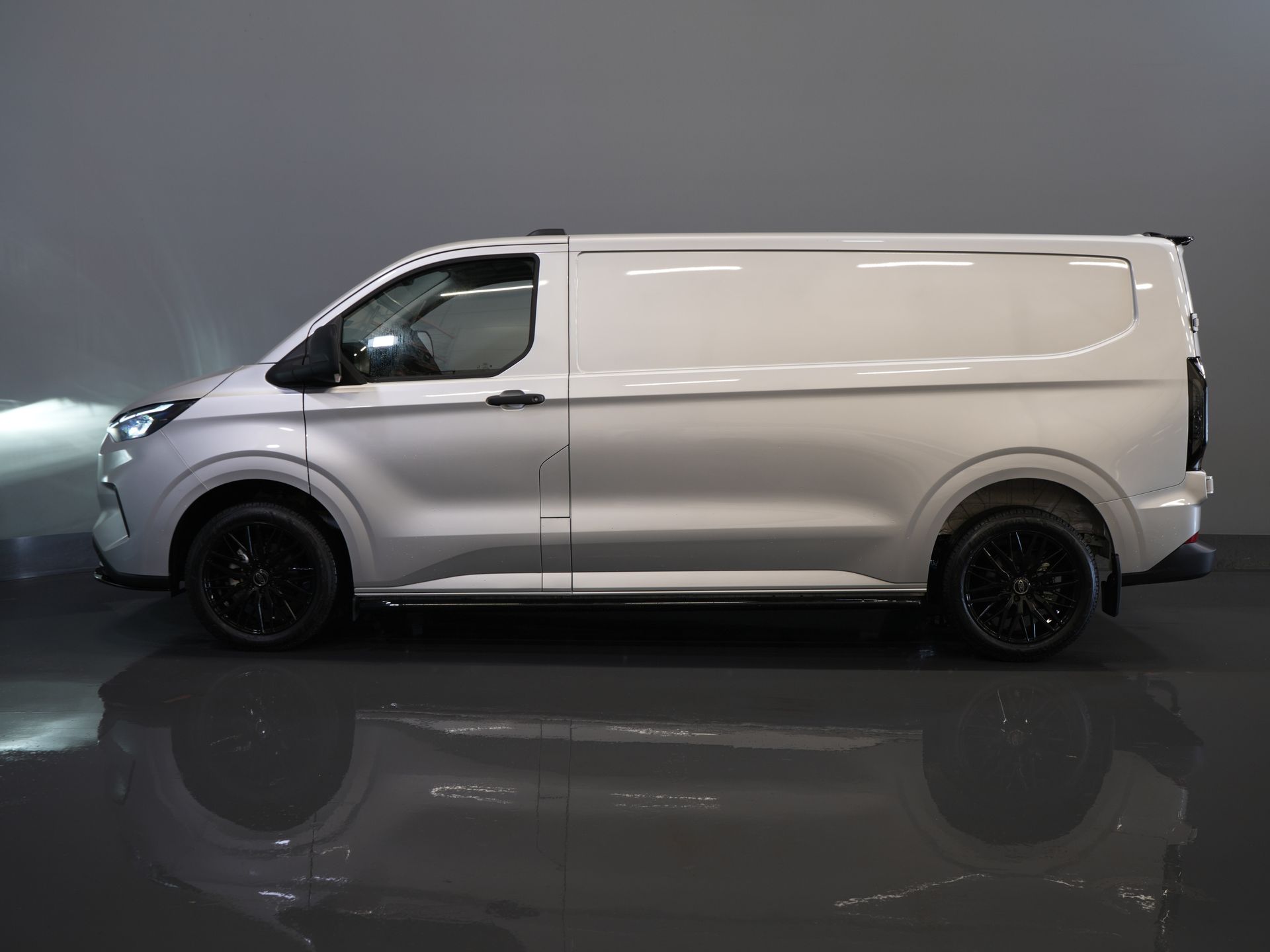 Ford Transit Custom Vans 320 2.0 TDCI 136 CV L2 Trend Garantía 11-29'/ LED/ Spoiler/ Front lip/ Sidebars/ Stoelverwiler/ Afn.Trekhaak/ Stuurverwil/ Carplay/ Cam