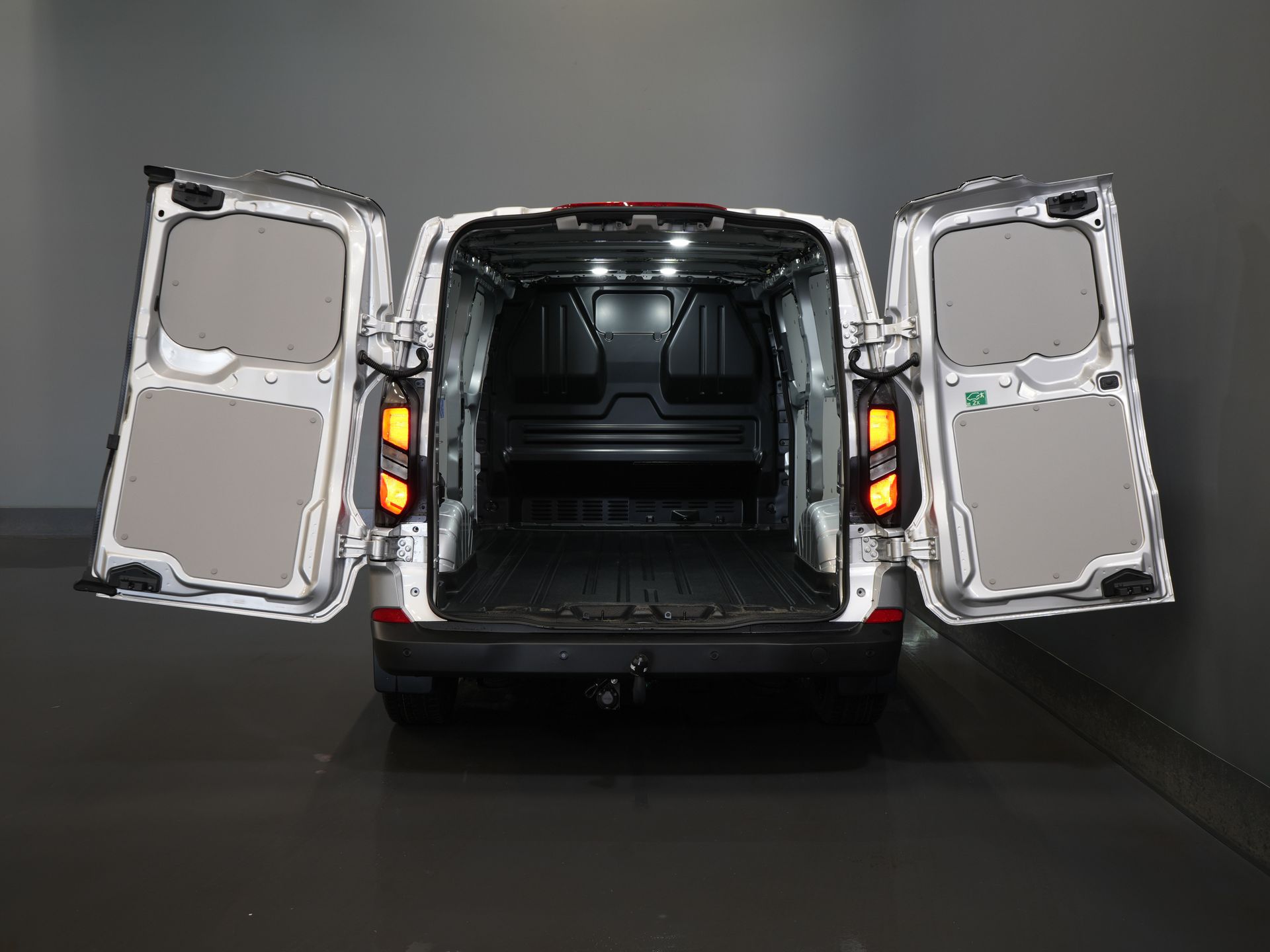 Ford Transit Custom Vans 320 2.0 TDCI 136 CV L2 Trend Garantía 11-29'/ LED/ Spoiler/ Front lip/ Sidebars/ Stoelverwiler/ Afn.Trekhaak/ Stuurverwil/ Carplay/ Cam