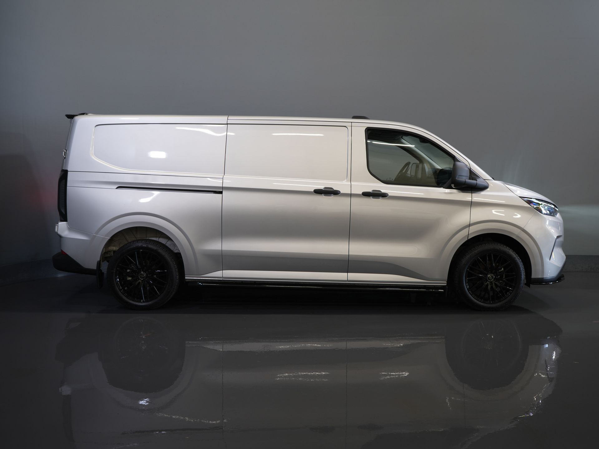 Ford Transit Custom Vans 320 2.0 TDCI 136 CV L2 Trend Garantía 11-29'/ LED/ Spoiler/ Front lip/ Sidebars/ Stoelverwiler/ Afn.Trekhaak/ Stuurverwil/ Carplay/ Cam