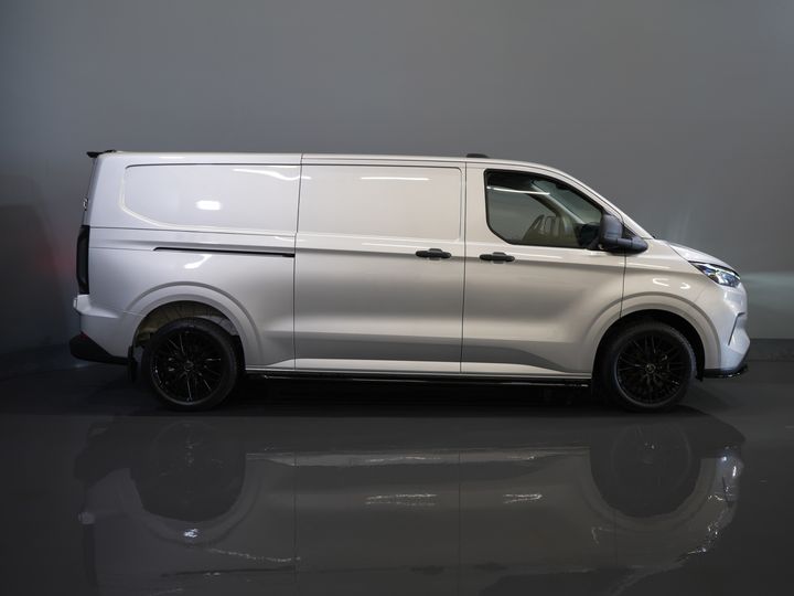 Ford Transit Custom Vans 320 2.0 TDCI 136 CV L2 Trend Garantía 11-29'/ LED/ Spoiler/ Front lip/ Sidebars/ Stoelverwiler/ Afn.Trekhaak/ Stuurverwil/ Carplay/ Cam