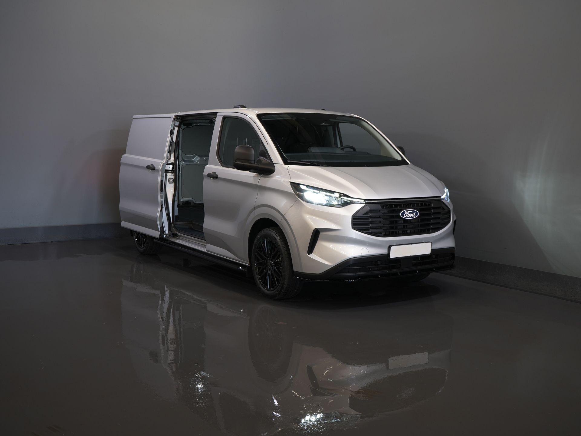 Ford Transit Custom Vans 320 2.0 TDCI 136 CV L2 Trend Garantía 11-29'/ LED/ Spoiler/ Front lip/ Sidebars/ Stoelverwiler/ Afn.Trekhaak/ Stuurverwil/ Carplay/ Cam