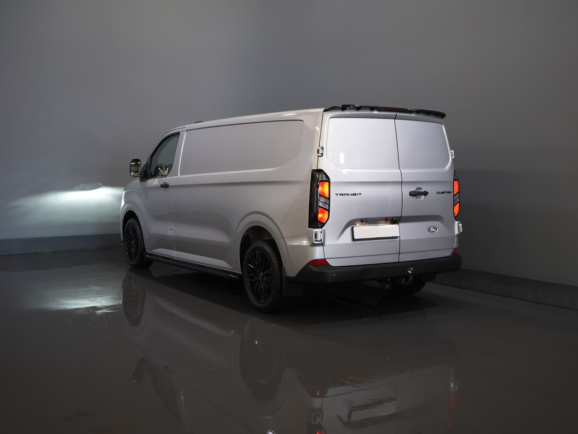 Ford Transit Custom Vans 320 2.0 TDCI 136 CV L2 Trend Garantía 11-29'/ LED/ Spoiler/ Front lip/ Sidebars/ Stoelverwiler/ Afn.Trekhaak/ Stuurverwil/ Carplay/ Cam