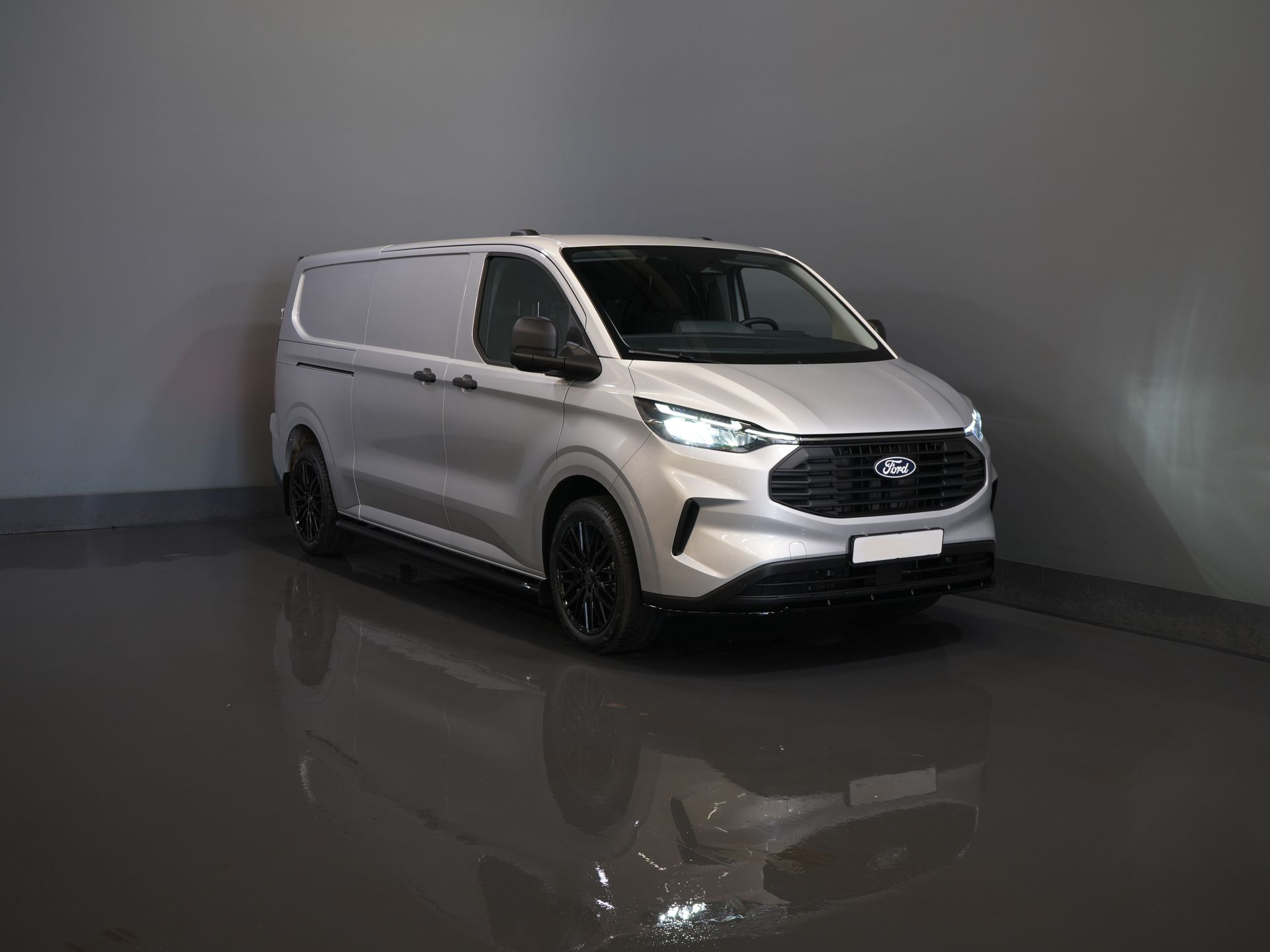 Ford Transit Custom Vans 320 2.0 TDCI 136 CV L2 Trend Garantía 11-29'/ LED/ Spoiler/ Front lip/ Sidebars/ Stoelverwiler/ Afn.Trekhaak/ Stuurverwil/ Carplay/ Cam