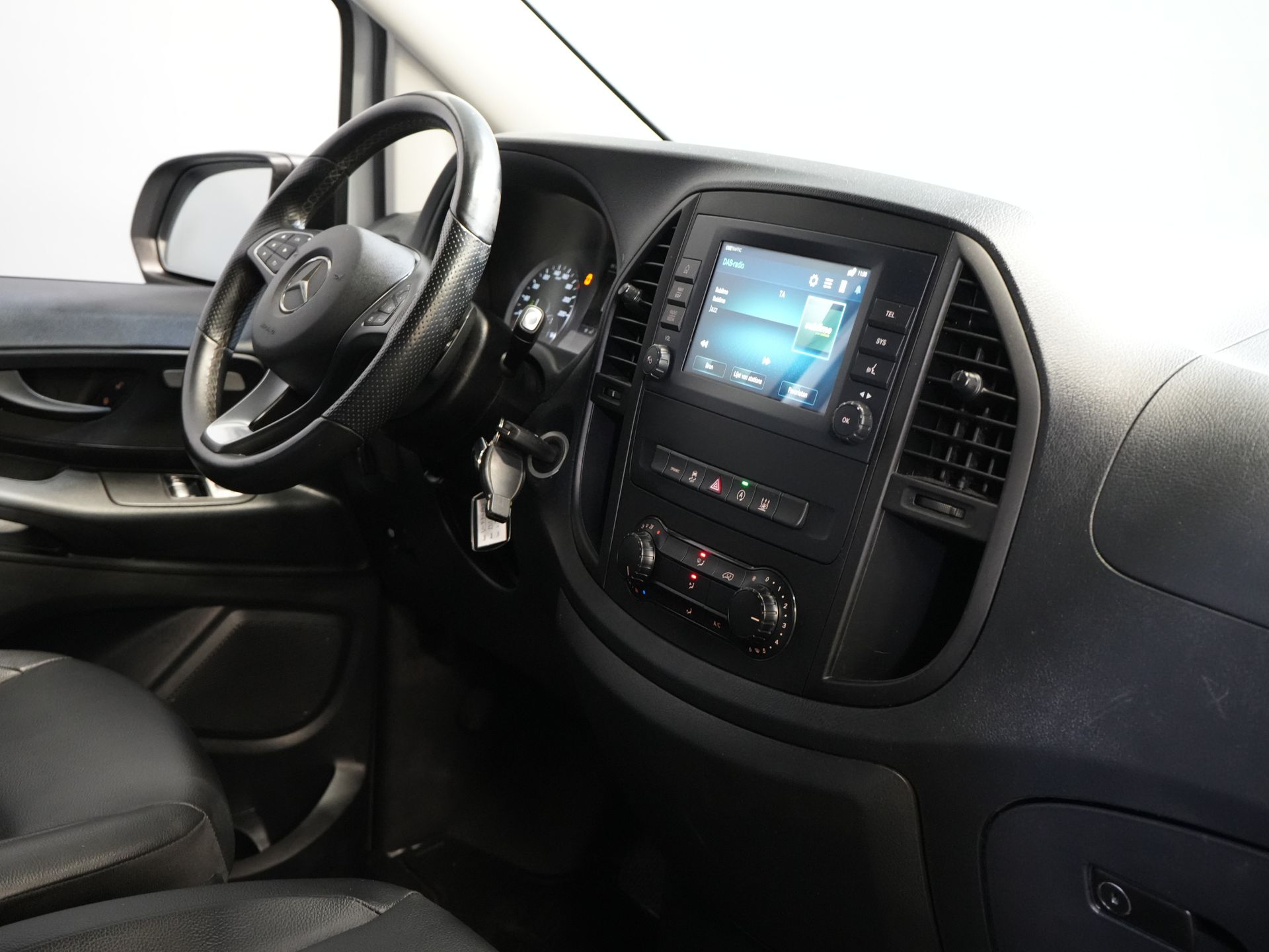 Mercedes-Benz Vito Van 119 CDI Aut. XL L3 LED/ Stand heater/ Seat heating/ Carplay/ Navi/ Camera/ PDC/ LMV/ Cruise/ Towing hook/ Air conditioning