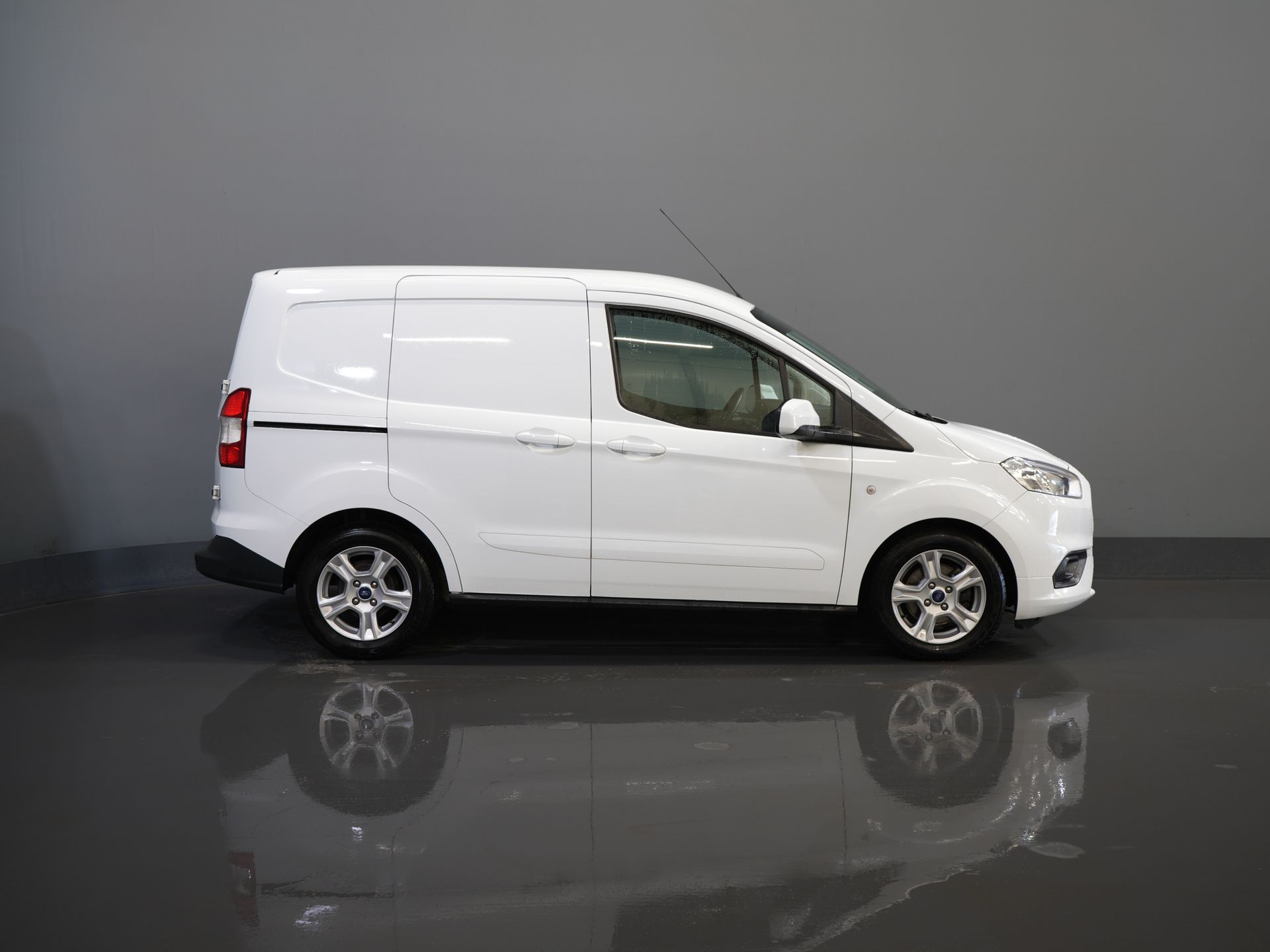 Ford Transit Courier Фургон 1.0 EcoBoost Limited БЕНЗИН БЕЗ ПОДАТКУ! Carplay/ Камера/ Клімат/ Круїз-контроль/ PDC/ LMV/ DAB