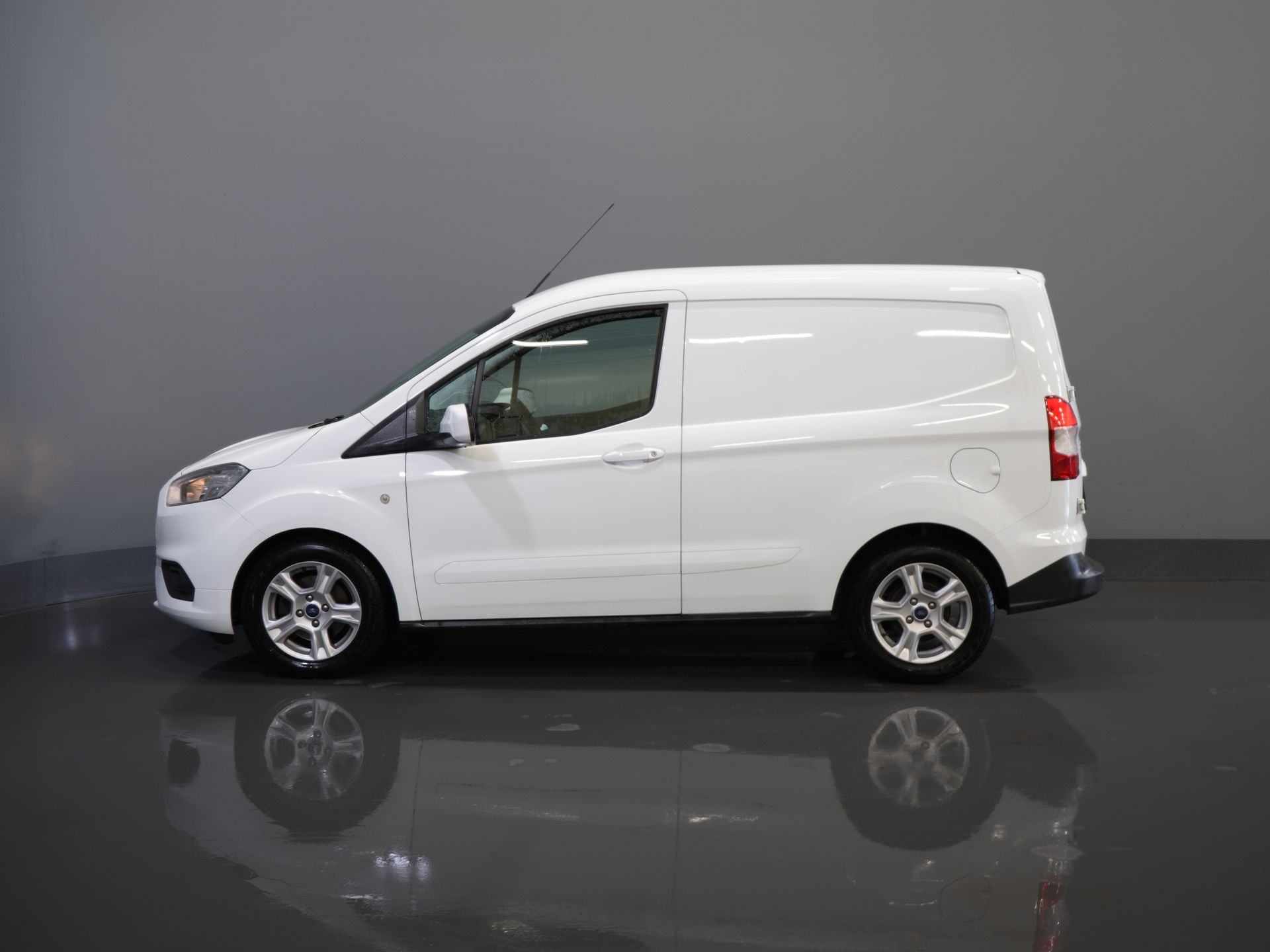 Ford Transit Courier Фургон 1.0 EcoBoost Limited БЕНЗИН БЕЗ ПОДАТКУ! Carplay/ Камера/ Клімат/ Круїз-контроль/ PDC/ LMV/ DAB