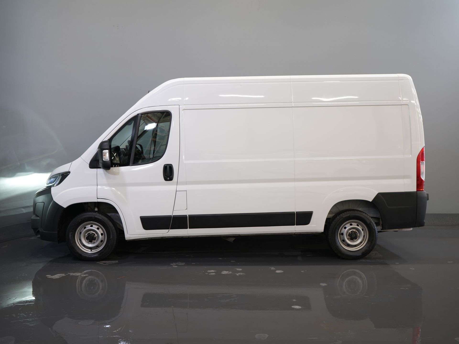 Peugeot Boxer Bestelbus 2.2 HDi L2H2 LED/ Carplay/ Climate/ Navi/ Camera/ Cruise/ PDC