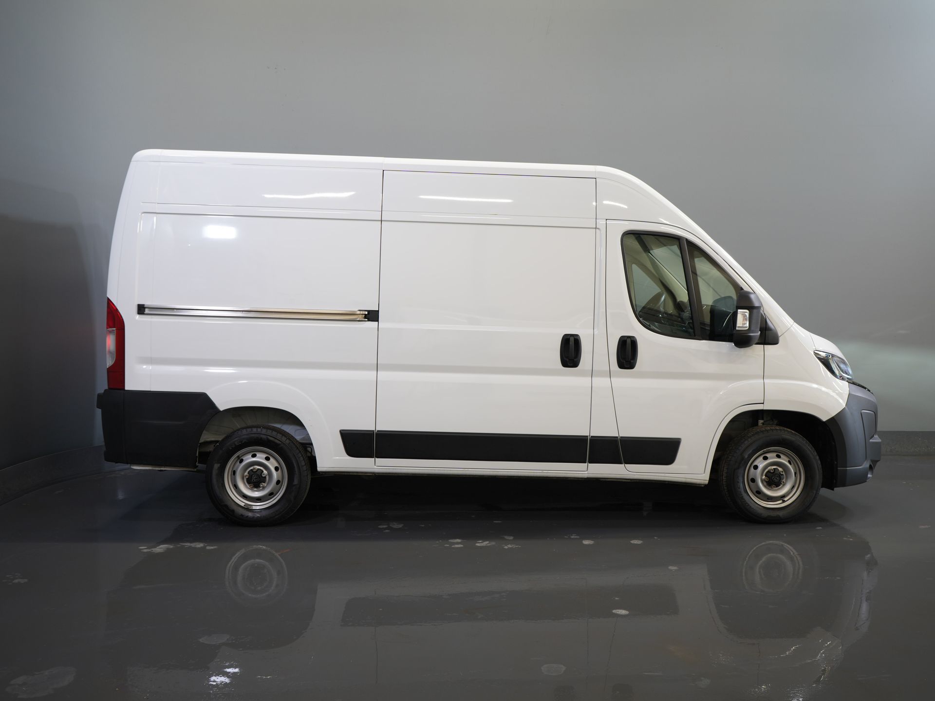 Peugeot Boxer Bestelbus 2.2 HDi L2H2 LED/ Carplay/ Climate/ Navi/ Camera/ Cruise/ PDC