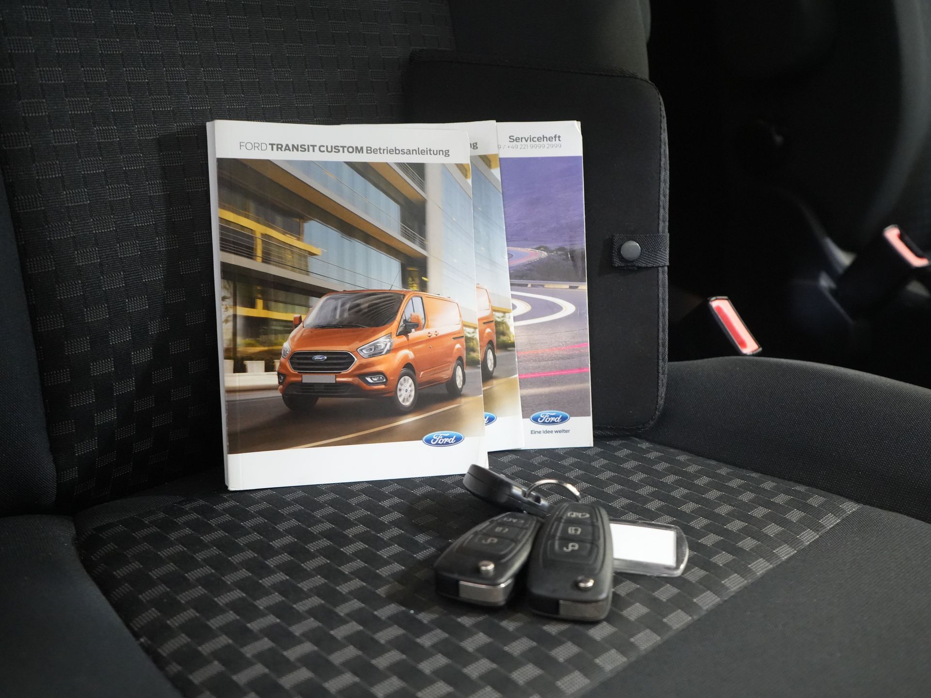 Ford Transit Custom Passenger Transport 2.0 TDCI 130 CP L2 33.207 € cu TVA inclus/BPM Combi/ Kombi/ Cruise/ Camera/ PDC V+A/ Airco