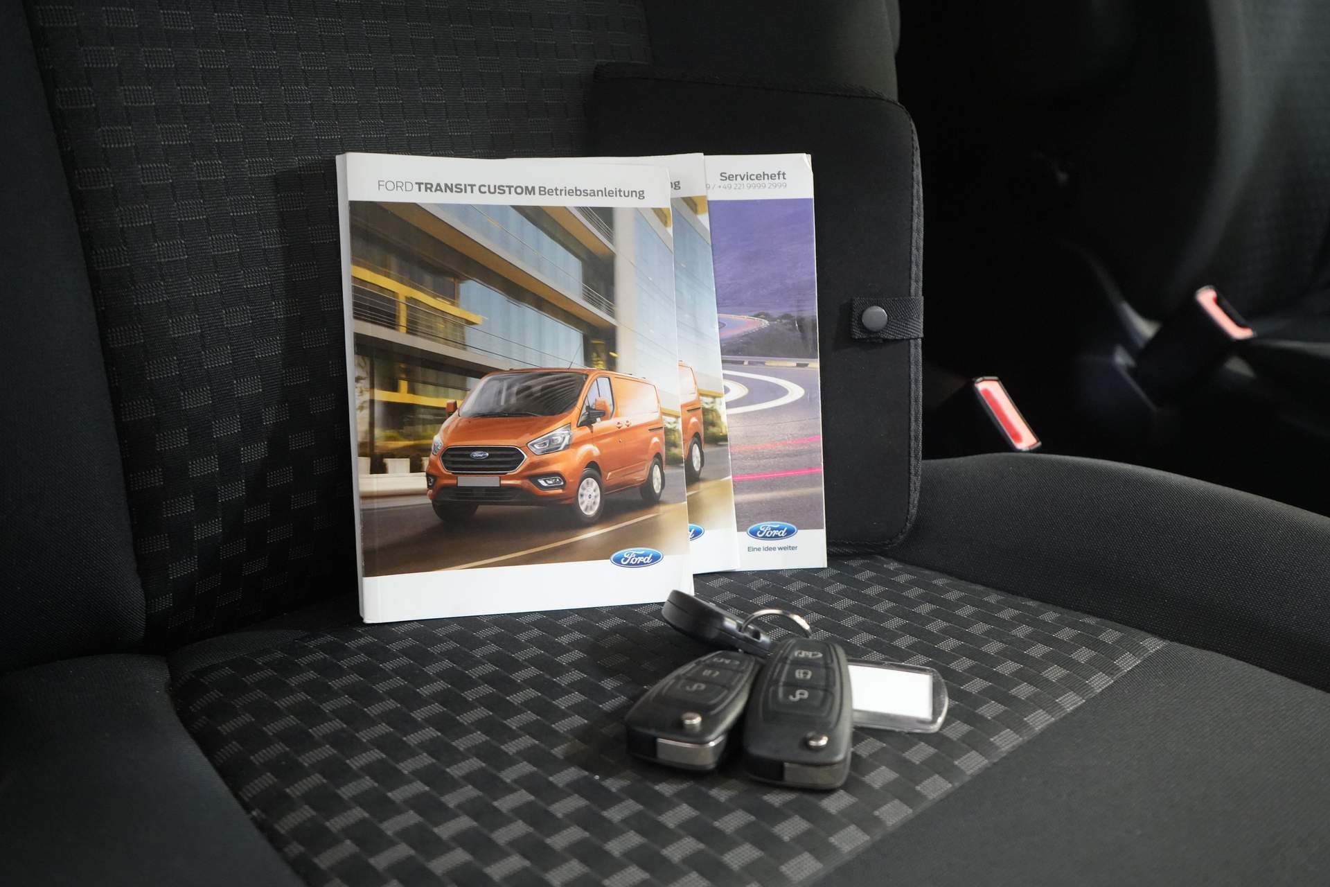 Ford Transit Custom Personentransporter 2.0 TDCI 130 PS L2 € 33.207 inkl. MwSt./BPM Combi/ Kombi/ Cruise/ Kamera/ PDC V+A/ Airco