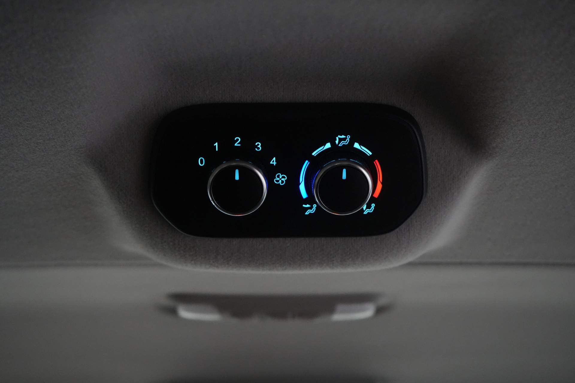Ford Transit Custom Personentransporter 2.0 TDCI 130 PS L2 € 33.207 inkl. MwSt./BPM Combi/ Kombi/ Cruise/ Kamera/ PDC V+A/ Airco