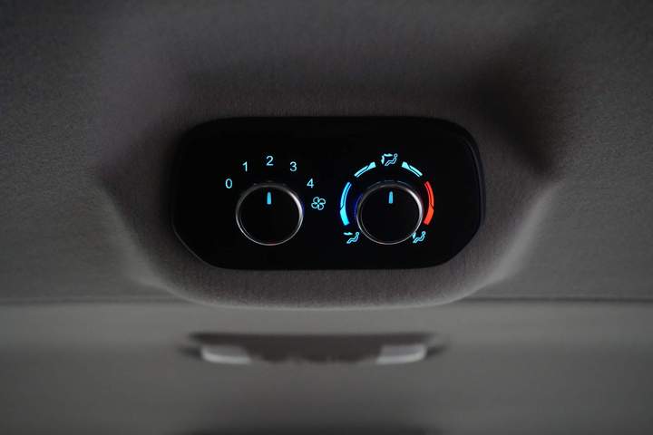 Ford Transit Custom Personentransporter 2.0 TDCI 130 PS L2 € 33.207 inkl. MwSt./BPM Combi/ Kombi/ Cruise/ Kamera/ PDC V+A/ Airco