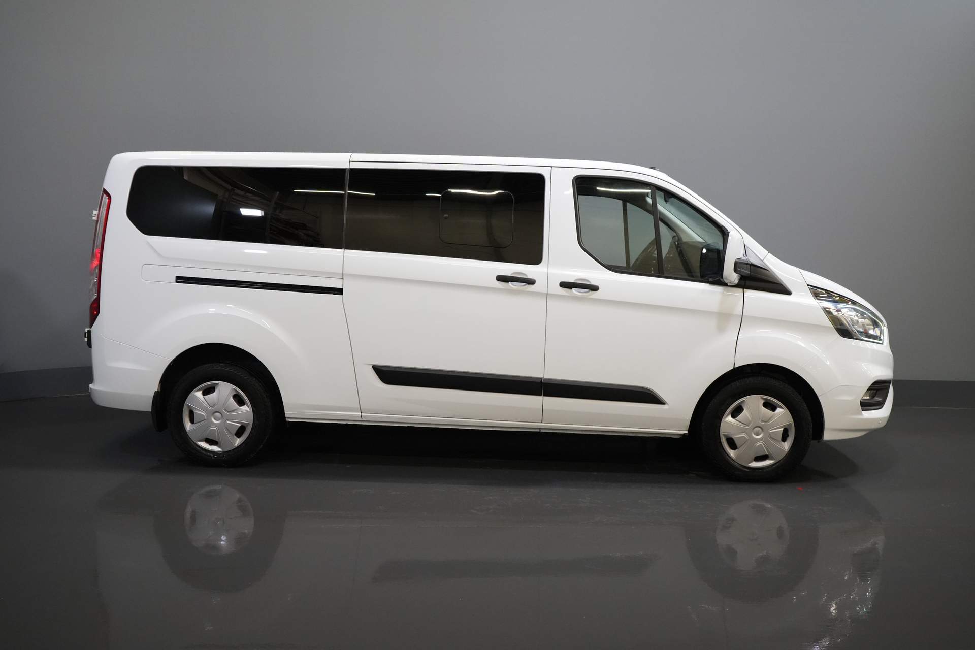 Ford Transit Custom Personentransporter 2.0 TDCI 130 PS L2 € 33.207 inkl. MwSt./BPM Combi/ Kombi/ Cruise/ Kamera/ PDC V+A/ Airco