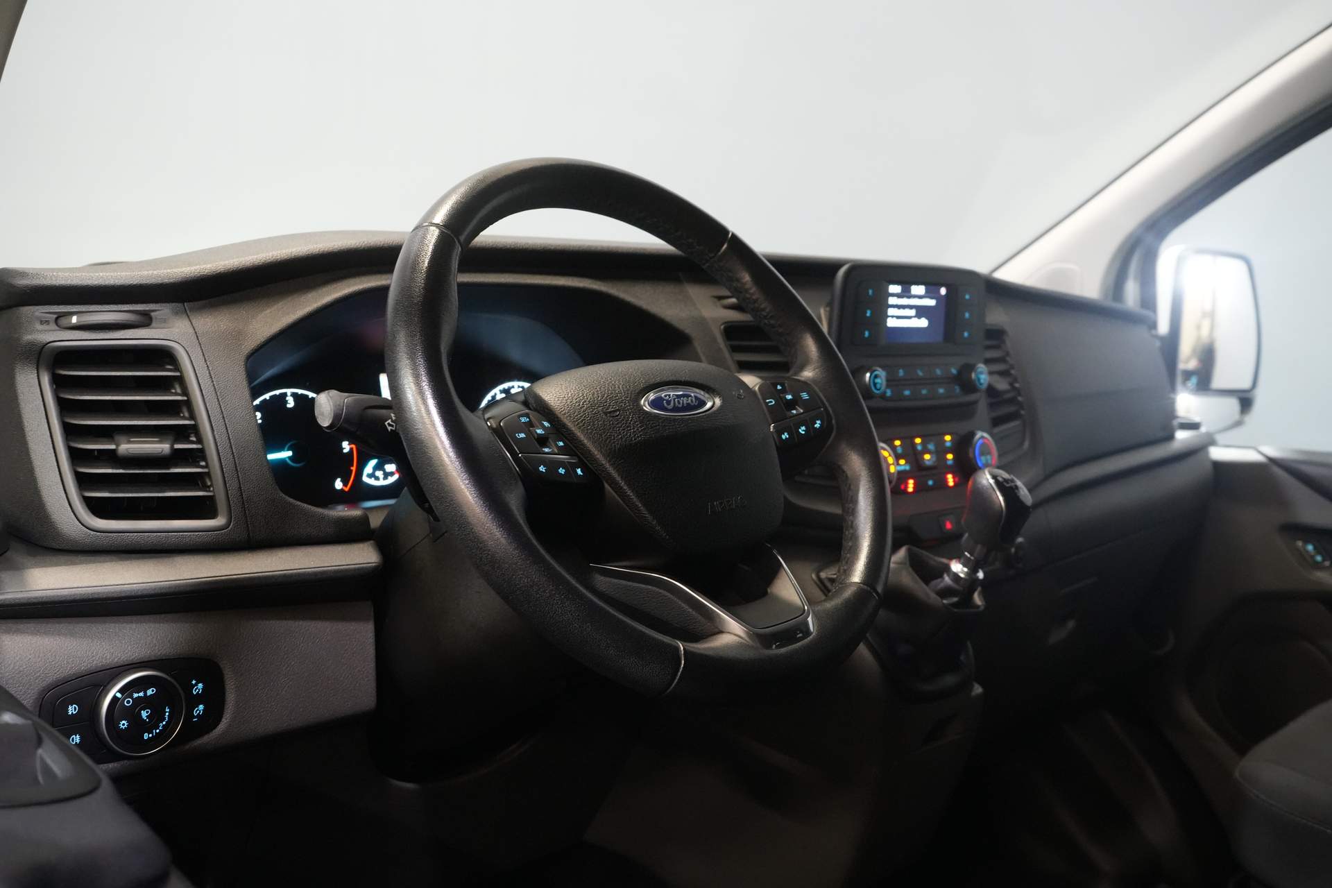 Ford Transit Custom Personentransporter 2.0 TDCI 130 PS L2 € 33.207 inkl. MwSt./BPM Combi/ Kombi/ Cruise/ Kamera/ PDC V+A/ Airco