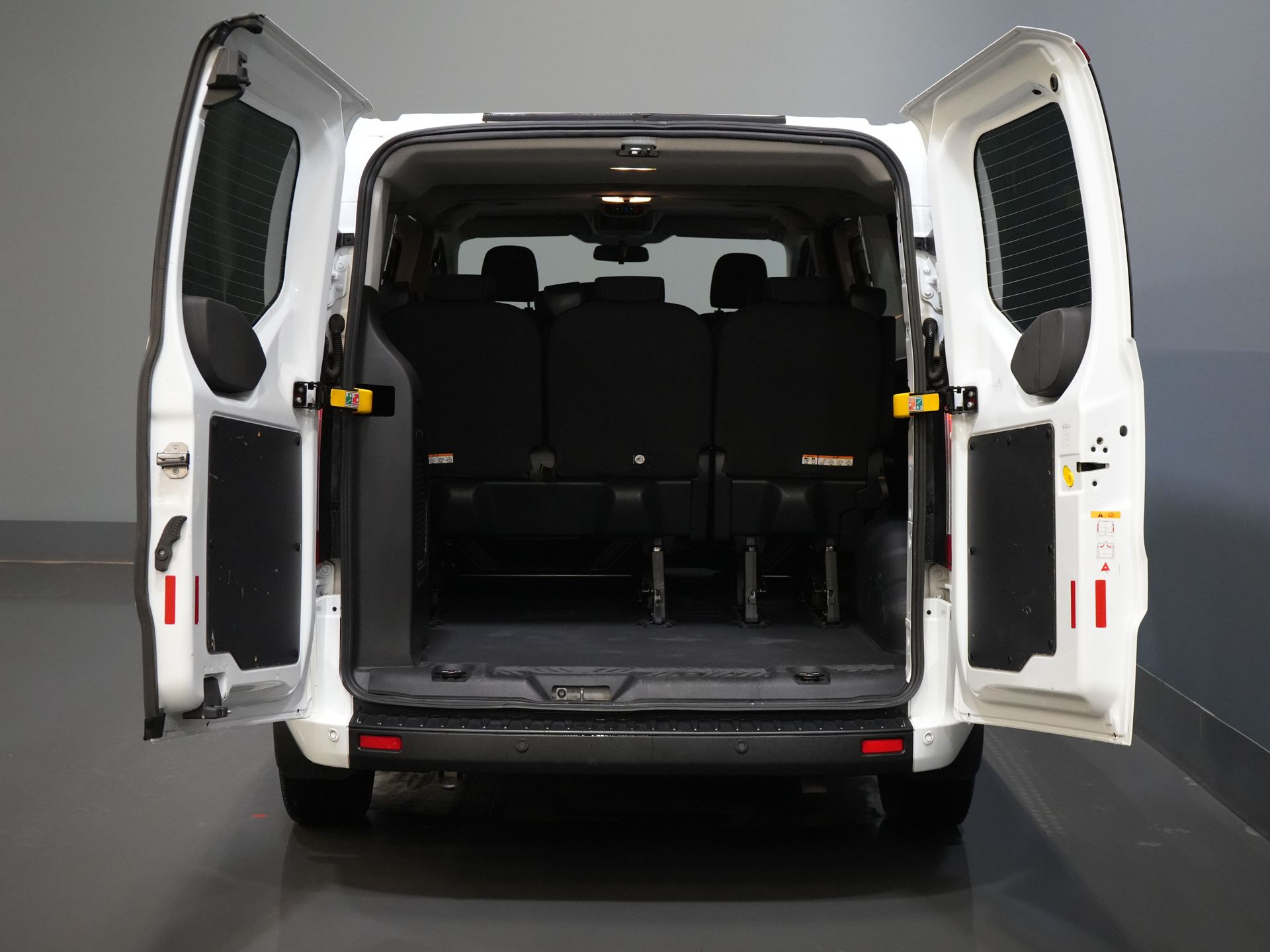 Ford Transit Custom Passenger Transport 2.0 TDCI 130 CP L2 33.207 € cu TVA inclus/BPM Combi/ Kombi/ Cruise/ Camera/ PDC V+A/ Airco