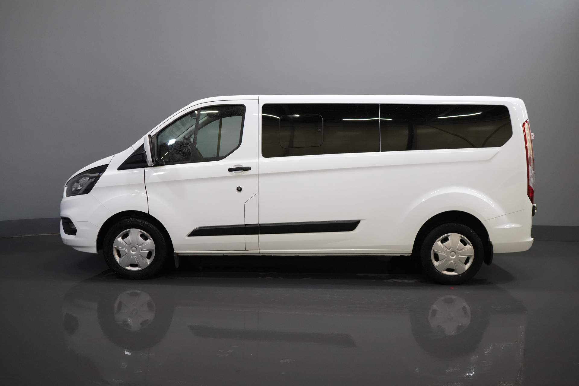Ford Transit Custom Personentransporter 2.0 TDCI 130 PS L2 € 33.207 inkl. MwSt./BPM Combi/ Kombi/ Cruise/ Kamera/ PDC V+A/ Airco