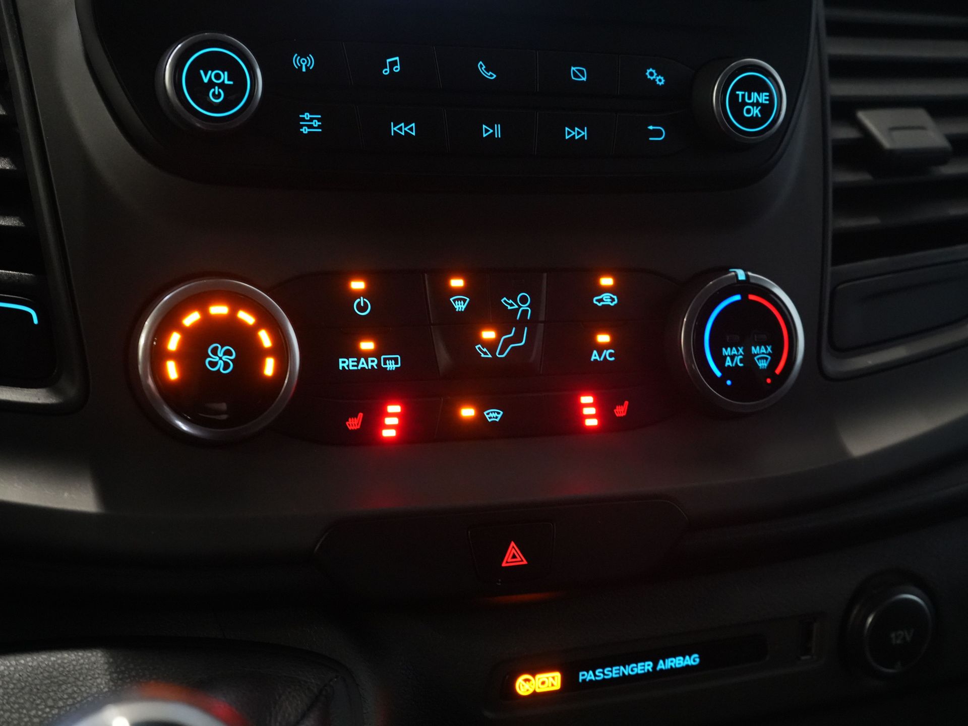 Ford Transit Custom Passenger Transport 2.0 TDCI 130 CP L2 33.207 € cu TVA inclus/BPM Combi/ Kombi/ Cruise/ Camera/ PDC V+A/ Airco