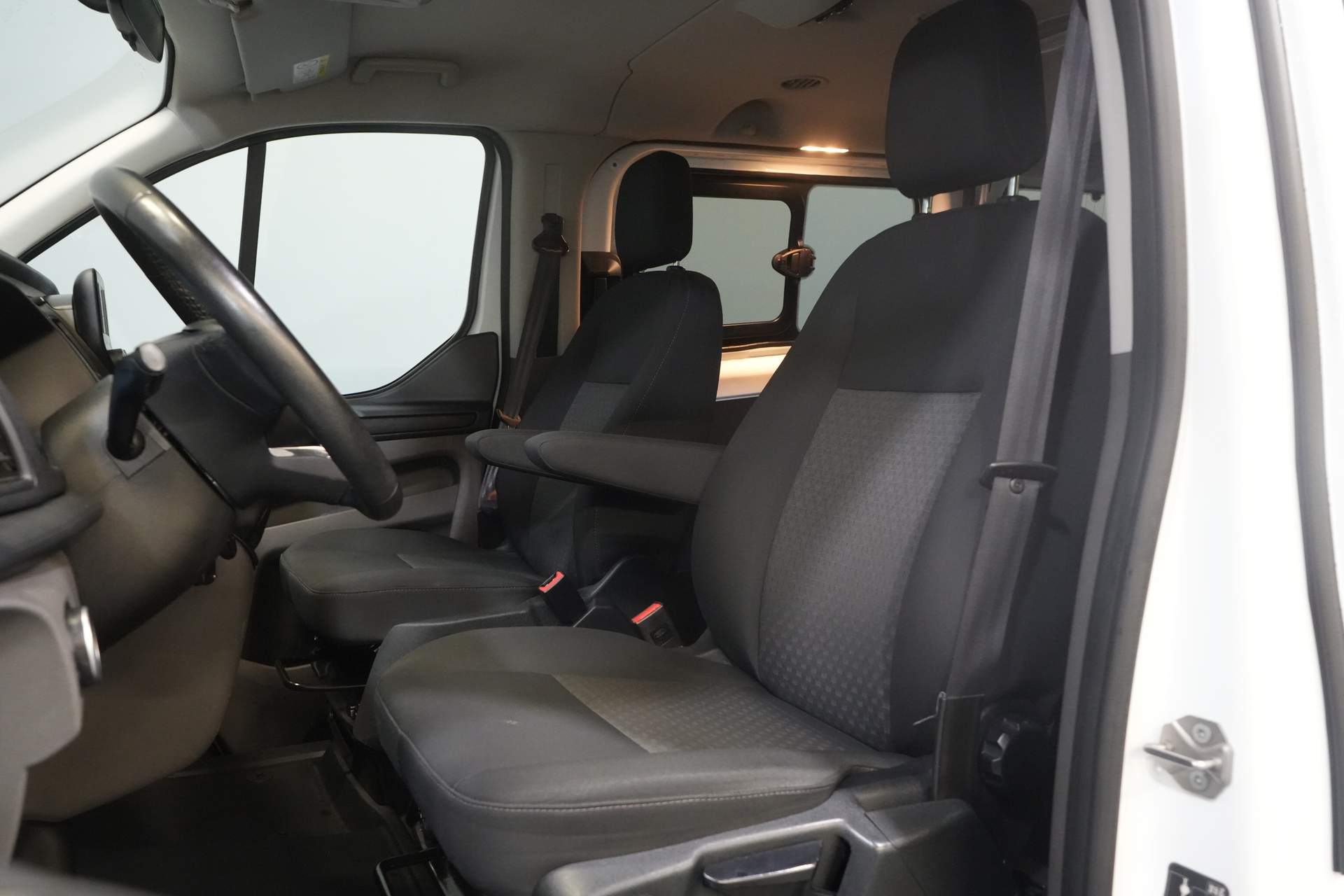 Ford Transit Custom Personentransporter 2.0 TDCI 130 PS L2 € 33.207 inkl. MwSt./BPM Combi/ Kombi/ Cruise/ Kamera/ PDC V+A/ Airco