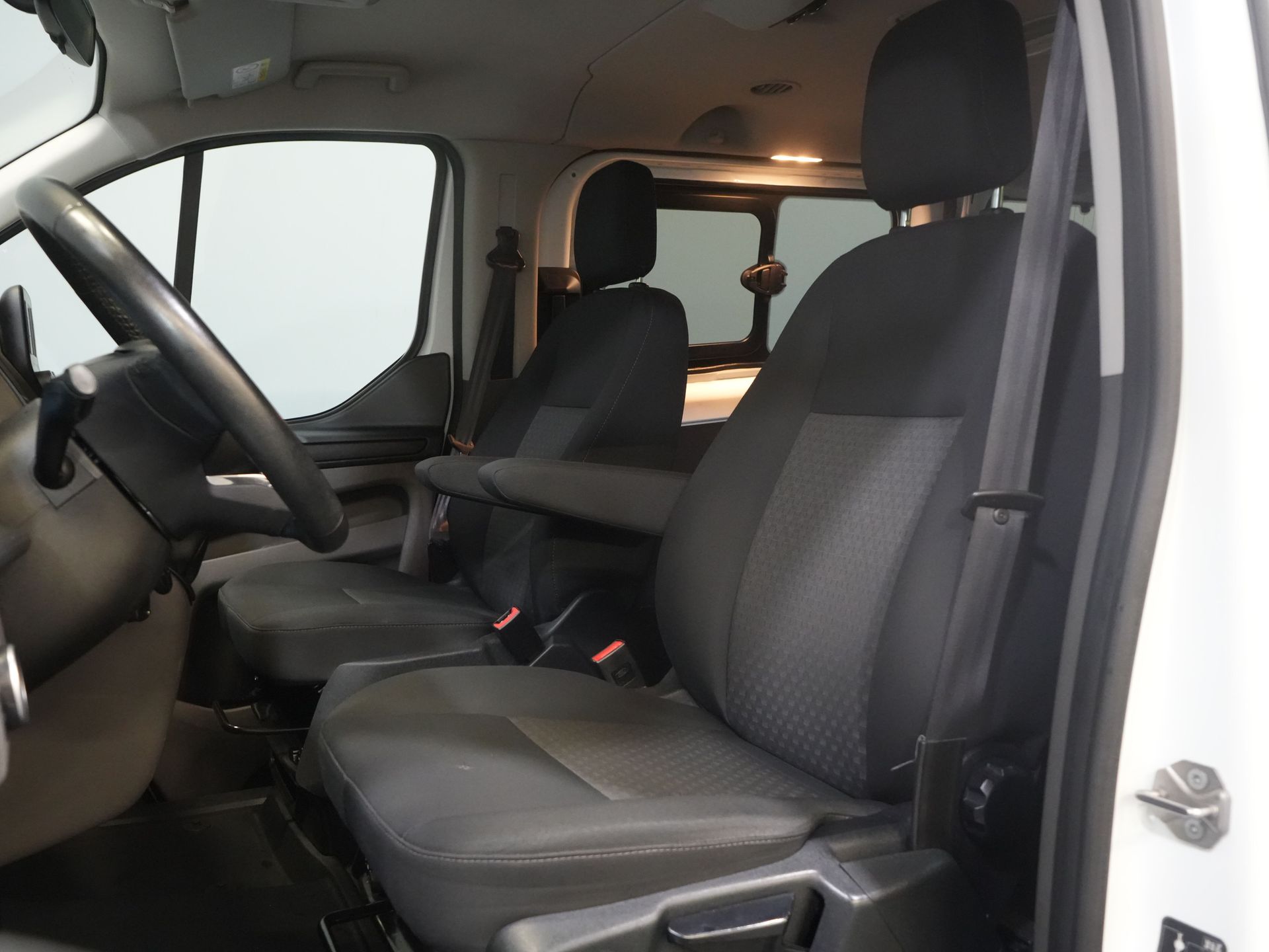 Ford Transit Custom Passenger Transport 2.0 TDCI 130 CP L2 33.207 € cu TVA inclus/BPM Combi/ Kombi/ Cruise/ Camera/ PDC V+A/ Airco