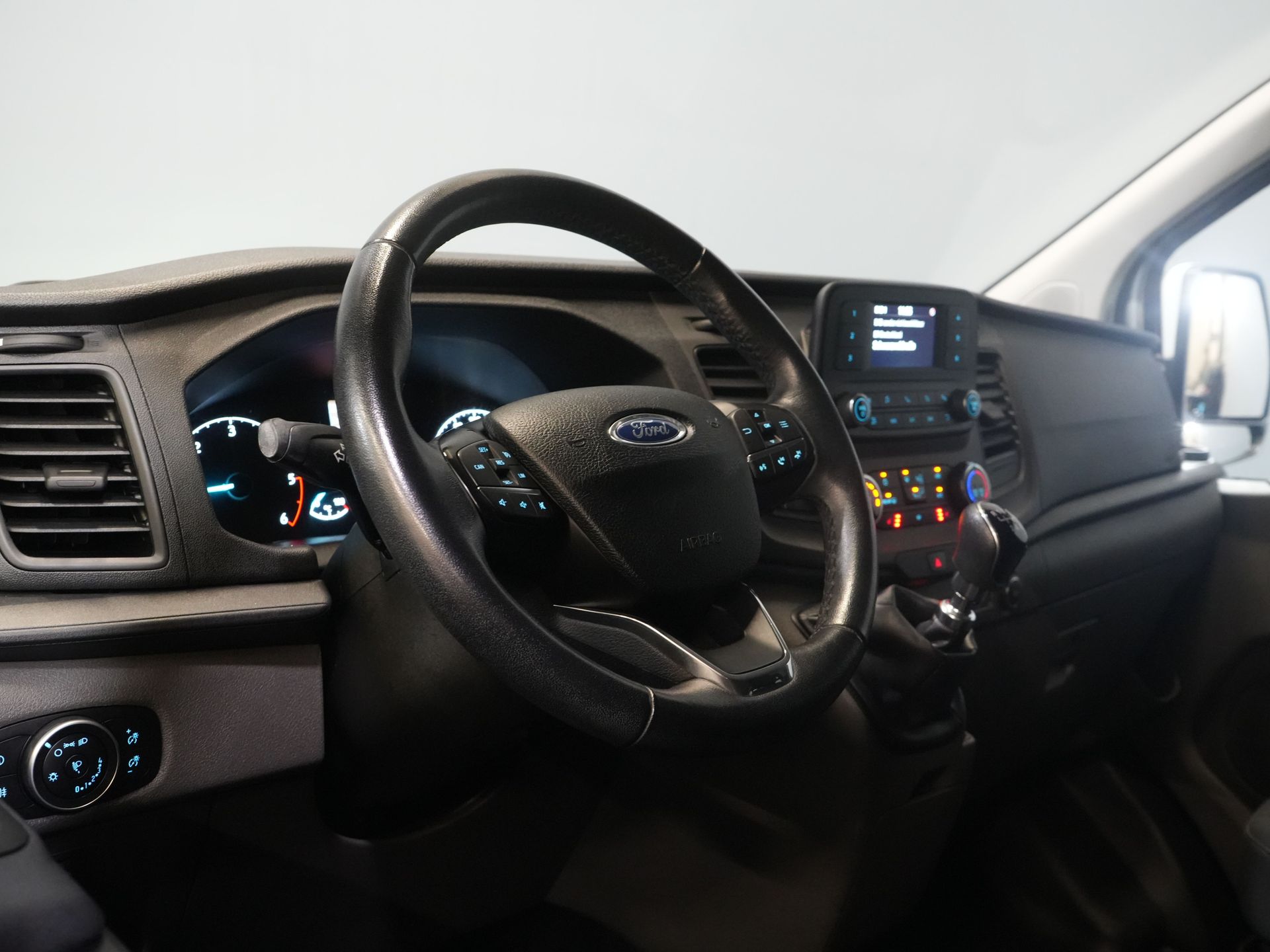 Ford Transit Custom Passenger Transport 2.0 TDCI 130 CP L2 33.207 € cu TVA inclus/BPM Combi/ Kombi/ Cruise/ Camera/ PDC V+A/ Airco