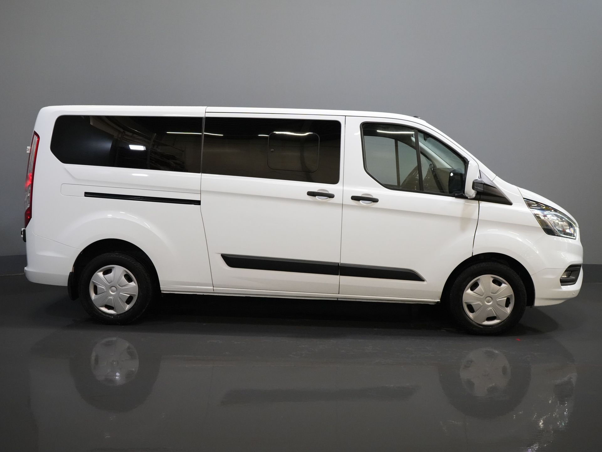 Ford Transit Custom Passenger Transport 2.0 TDCI 130 CP L2 33.207 € cu TVA inclus/BPM Combi/ Kombi/ Cruise/ Camera/ PDC V+A/ Airco