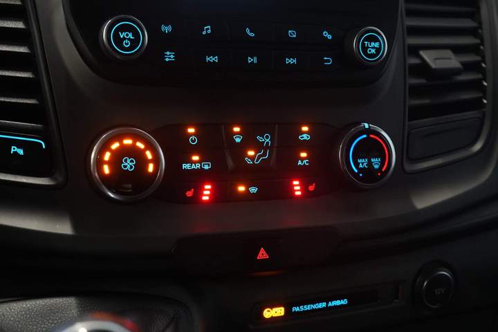 Ford Transit Custom Personentransporter 2.0 TDCI 130 PS L2 € 33.207 inkl. MwSt./BPM Combi/ Kombi/ Cruise/ Kamera/ PDC V+A/ Airco