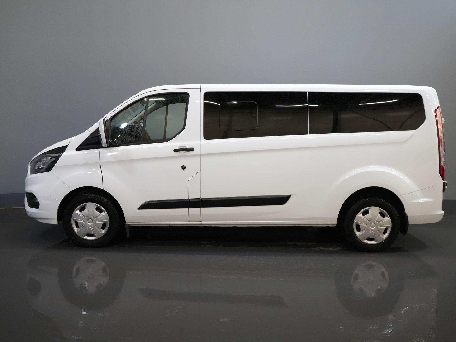 Ford Transit Custom Passenger Transport 2.0 TDCI 130 CP L2 33.207 € cu TVA inclus/BPM Combi/ Kombi/ Cruise/ Camera/ PDC V+A/ Airco