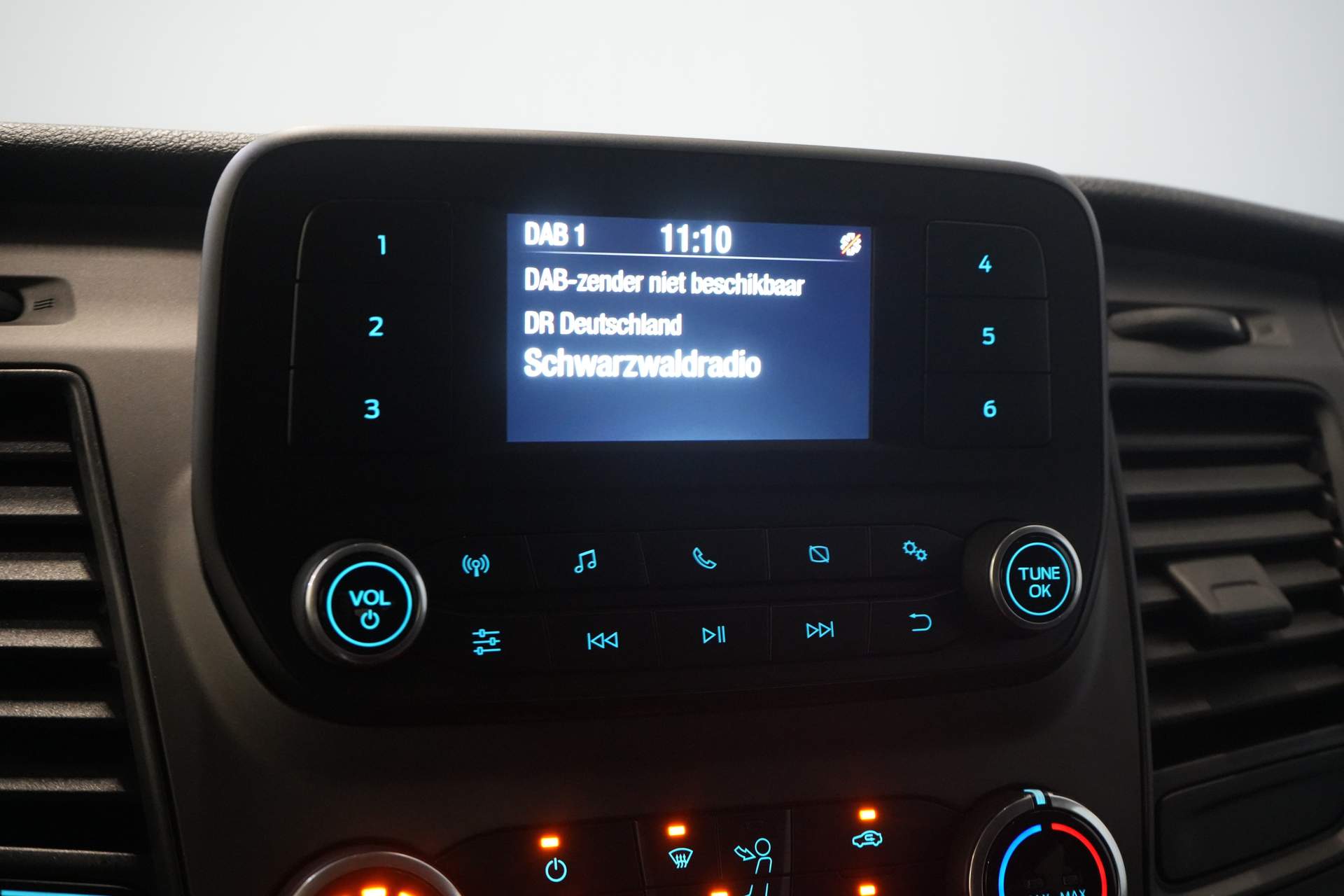 Ford Transit Custom Personentransporter 2.0 TDCI 130 PS L2 € 33.207 inkl. MwSt./BPM Combi/ Kombi/ Cruise/ Kamera/ PDC V+A/ Airco