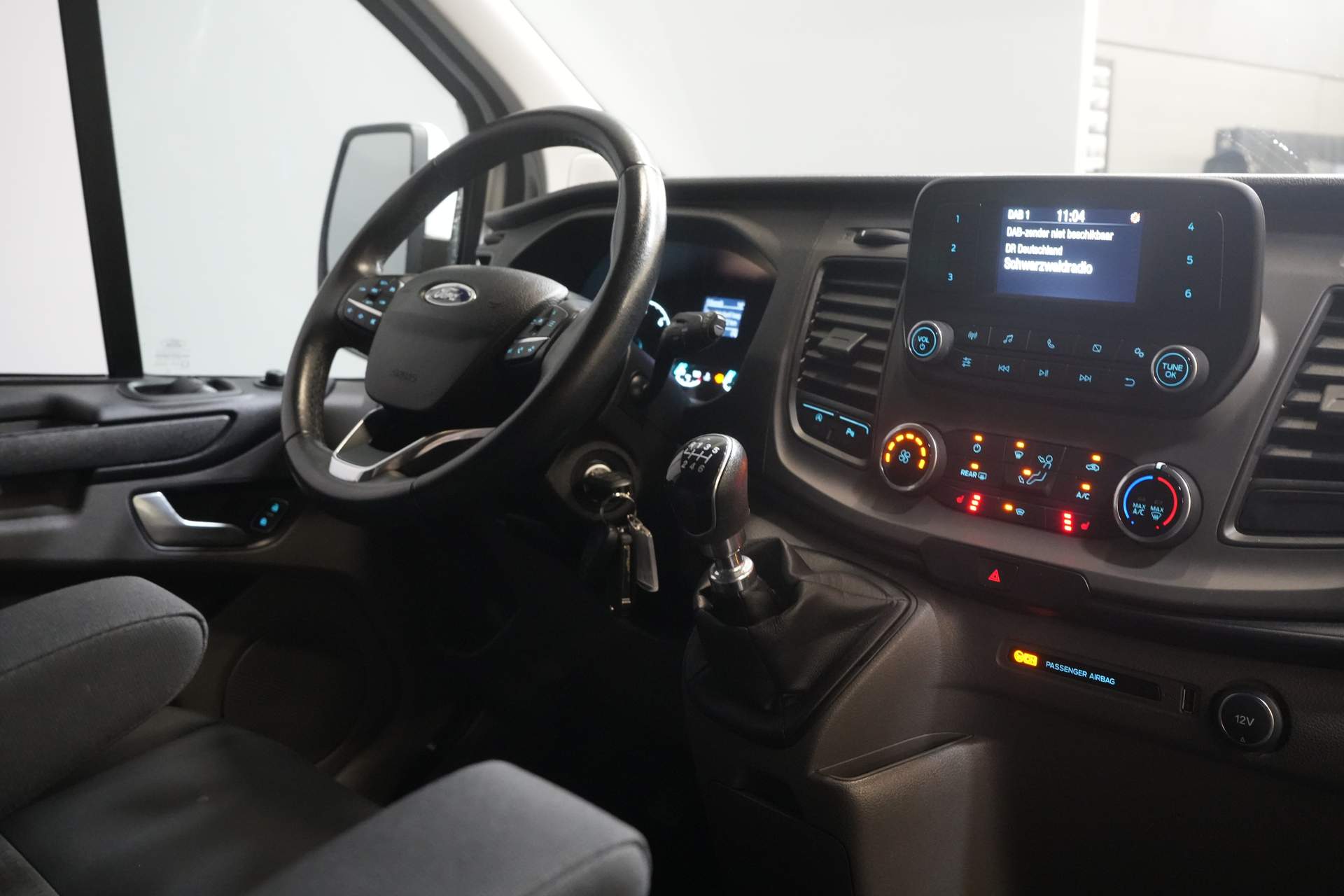 Ford Transit Custom Personentransporter 2.0 TDCI 130 PS L2 € 33.207 inkl. MwSt./BPM Combi/ Kombi/ Cruise/ Kamera/ PDC V+A/ Airco