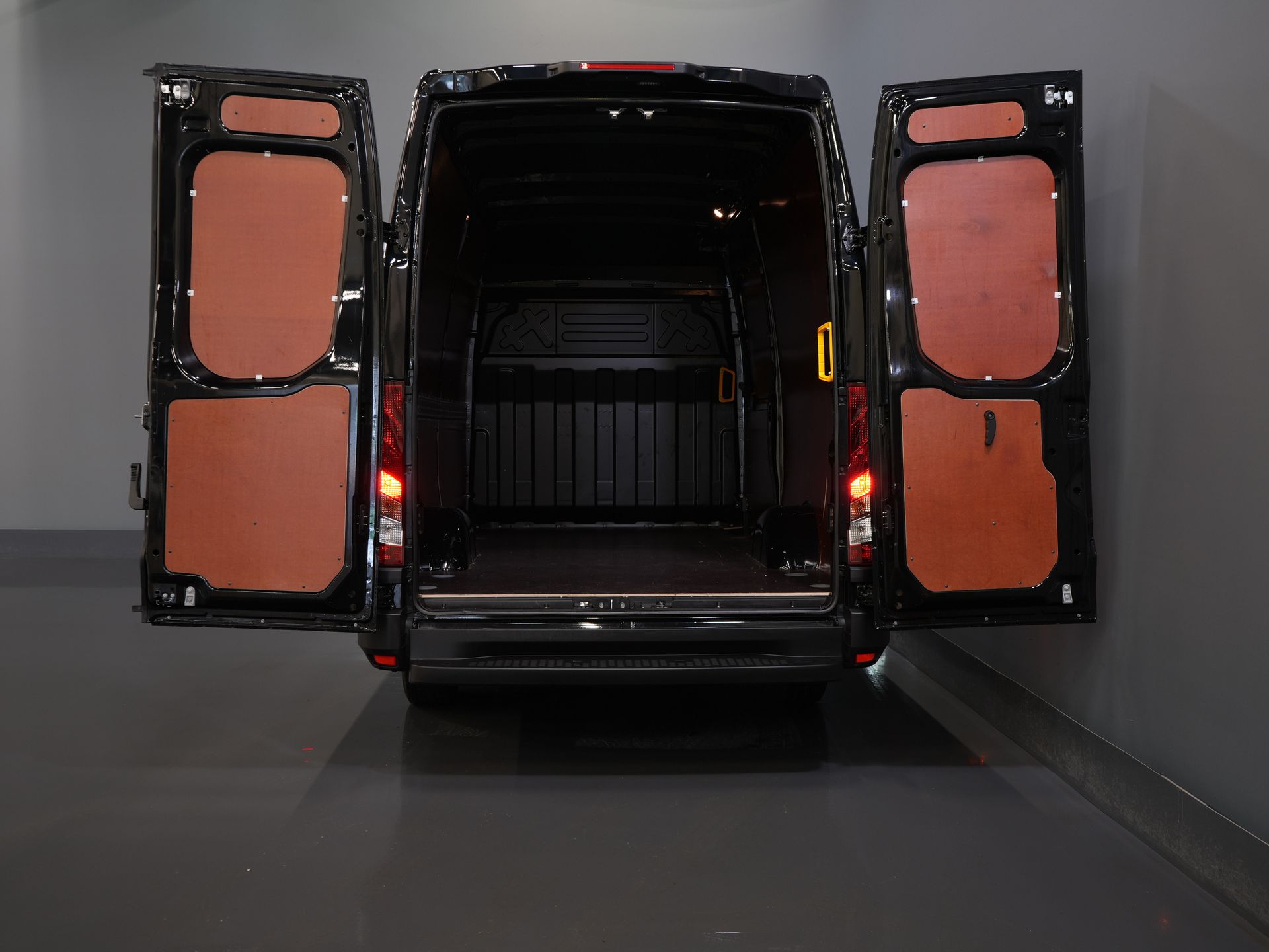 Iveco Daily Bestelbus 35S18 3.0 180 pk Aut. L2H2 BPM VRIJ 3.5t Trekverm./ Adapt. Cruise/ LED/ Carplay/ 270Gr.Deuren/ Climate/ Gev. Stoel/ LED/ Camera/