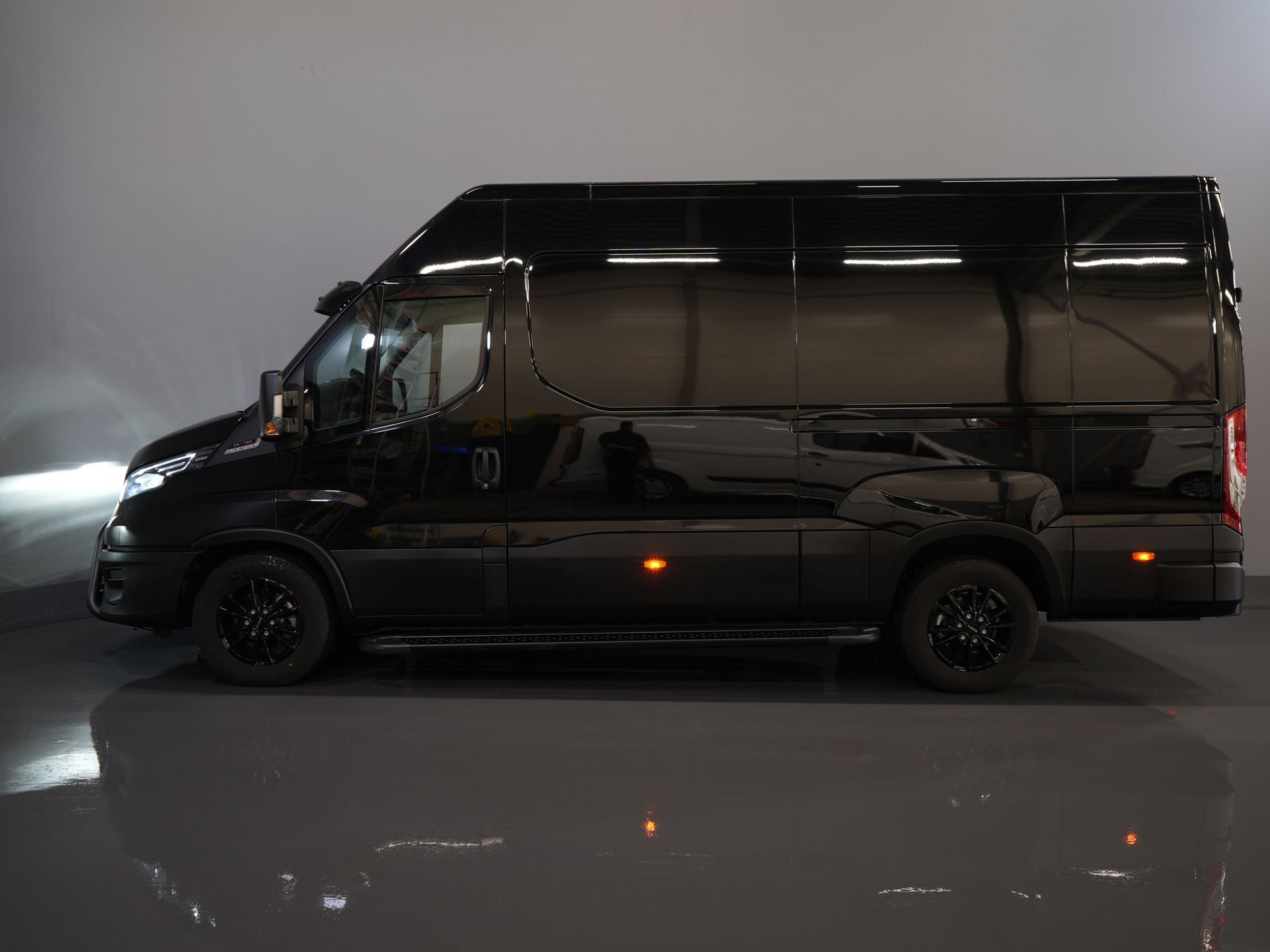 Iveco Daily Bestelbus 35S18 3.0 180 pk Aut. L2H2 BPM VRIJ 3.5t Trekverm./ Adapt. Cruise/ LED/ Carplay/ 270Gr.Deuren/ Climate/ Gev. Stoel/ LED/ Camera/