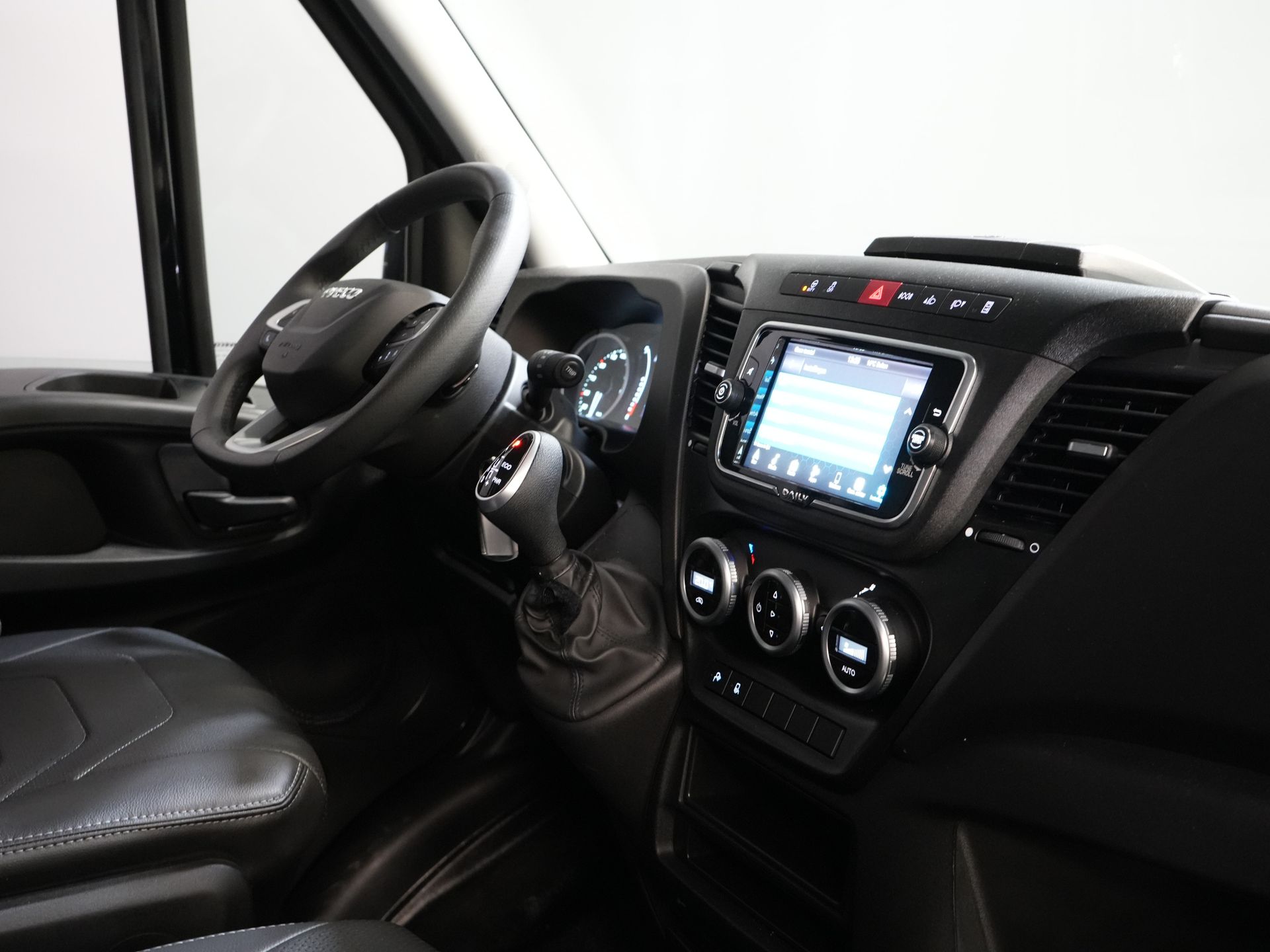 Iveco Daily Bestelbus 35S18 3.0 180 pk Aut. L2H2 BPM VRIJ 3.5t Trekverm./ Adapt. Cruise/ LED/ Carplay/ 270Gr.Deuren/ Climate/ Gev. Stoel/ LED/ Camera/
