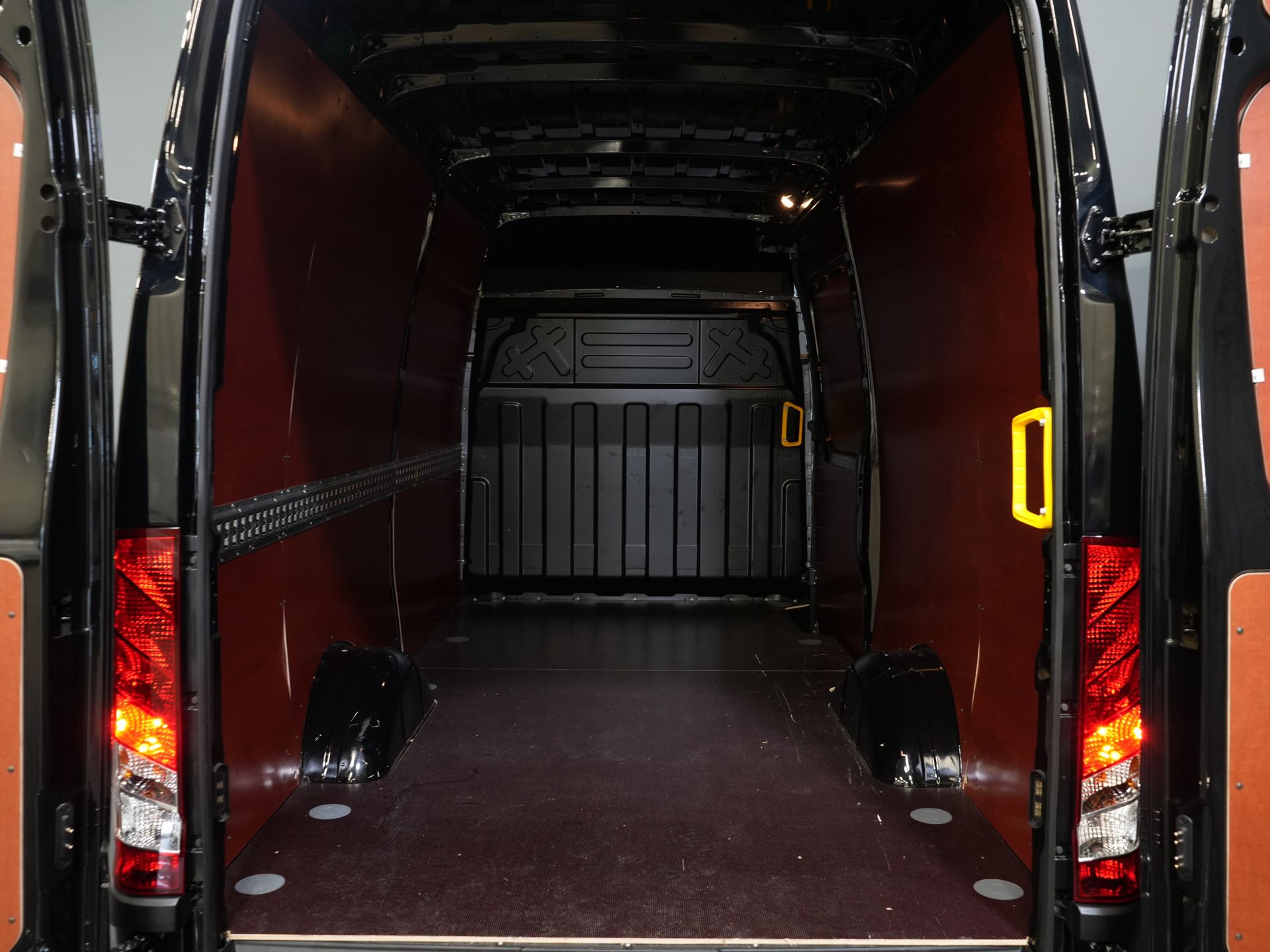 Iveco Daily Bestelbus 35S18 3.0 180 pk Aut. L2H2 BPM VRIJ 3.5t Trekverm./ Adapt. Cruise/ LED/ Carplay/ 270Gr.Deuren/ Climate/ Gev. Stoel/ LED/ Camera/