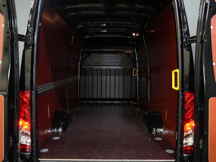 Iveco Daily Bestelbus 35S18 3.0 180 pk Aut. L2H2 BPM VRIJ 3.5t Trekverm./ Adapt. Cruise/ LED/ Carplay/ 270Gr.Deuren/ Climate/ Gev. Stoel/ LED/ Camera/