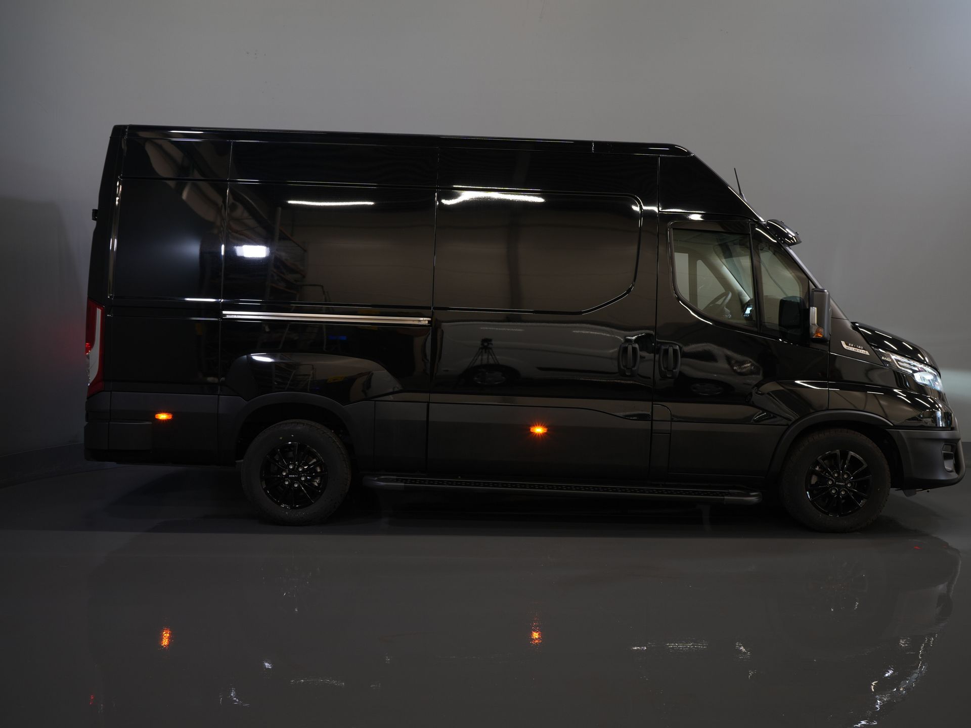 Iveco Daily Bestelbus 35S18 3.0 180 pk Aut. L2H2 BPM VRIJ 3.5t Trekverm./ Adapt. Cruise/ LED/ Carplay/ 270Gr.Deuren/ Climate/ Gev. Stoel/ LED/ Camera/