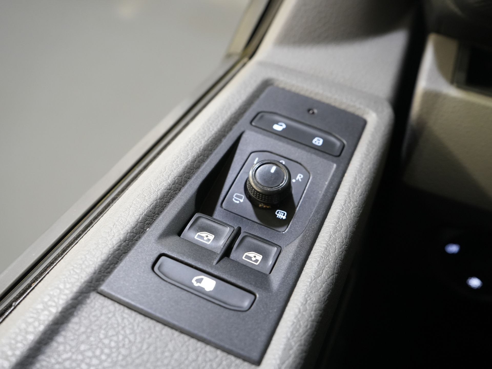 Volkswagen Transporter Van 2.0 TDI 150 к.с. DSG Aut. L2 Carplay/ 2x зсувні двері/ Підігрів сидінь/ Кондиціонер/ Круїз/ PDC V+A/ Буксирувальний гак