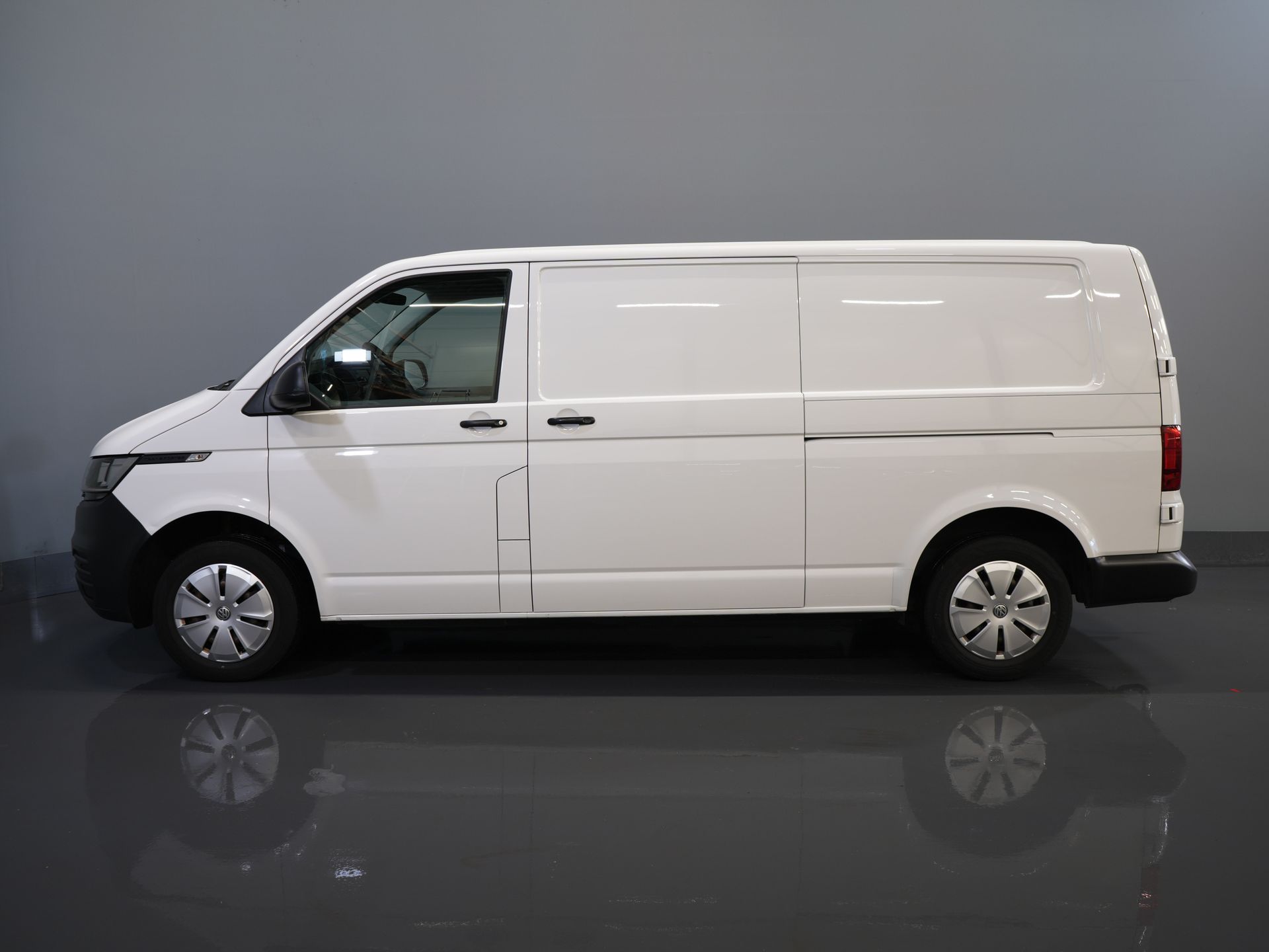 Volkswagen Transporter Van 2.0 TDI 150 к.с. DSG Aut. L2 Carplay/ 2x зсувні двері/ Підігрів сидінь/ Кондиціонер/ Круїз/ PDC V+A/ Буксирувальний гак