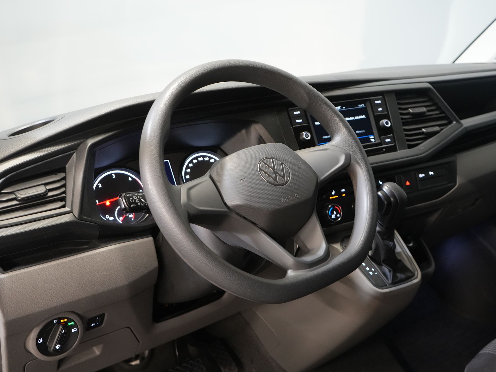 Volkswagen Transporter Van 2.0 TDI 150 к.с. DSG Aut. L2 Carplay/ 2x зсувні двері/ Підігрів сидінь/ Кондиціонер/ Круїз/ PDC V+A/ Буксирувальний гак