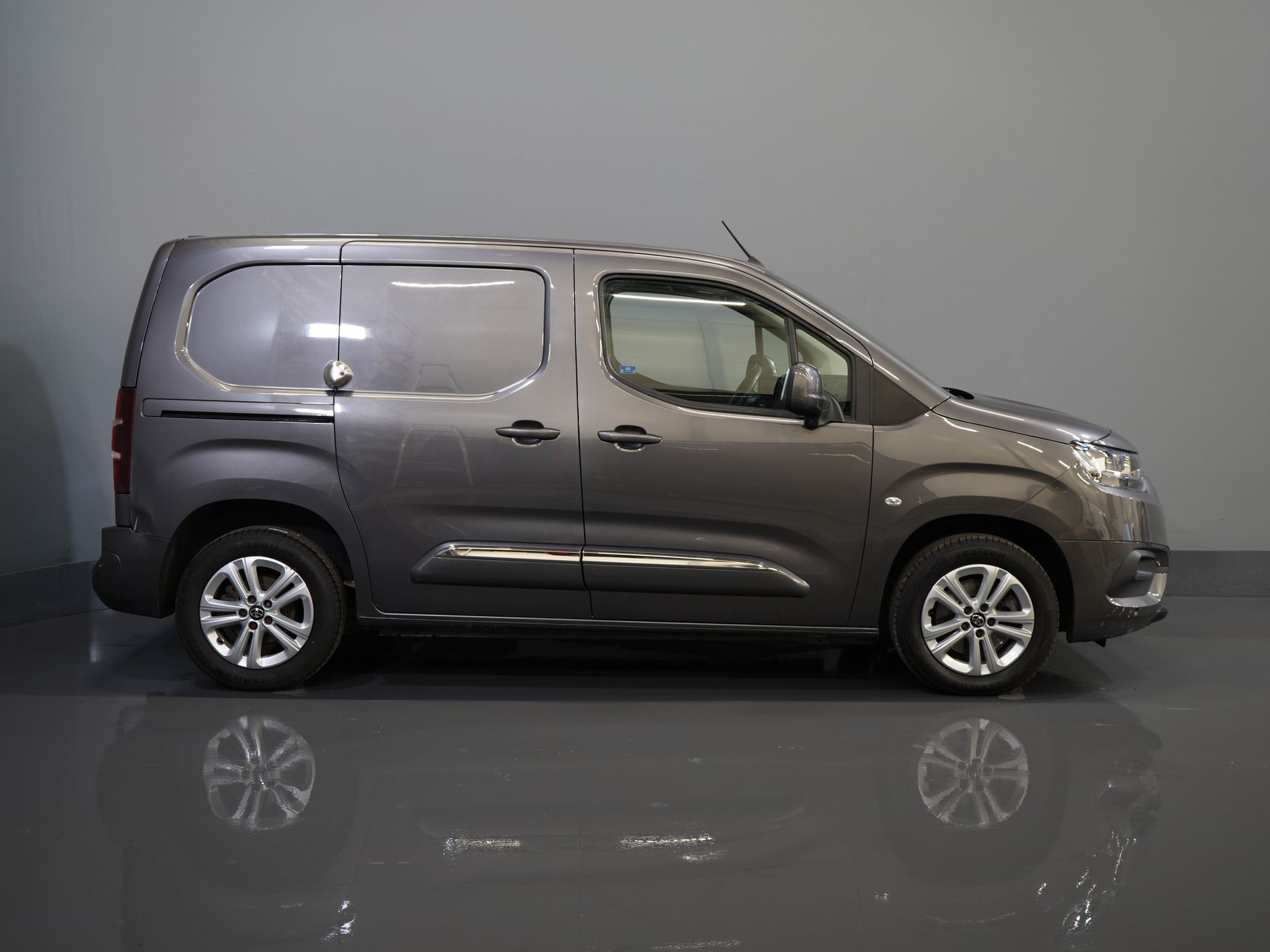 Toyota PROACE CITY Van 1.2 Turbo 130 CP Aut. BENZINE 3Pers./ Încălzire scaune/ Climă/ Keyless/ Carplay/ Cruise/ PDC/ Towbar