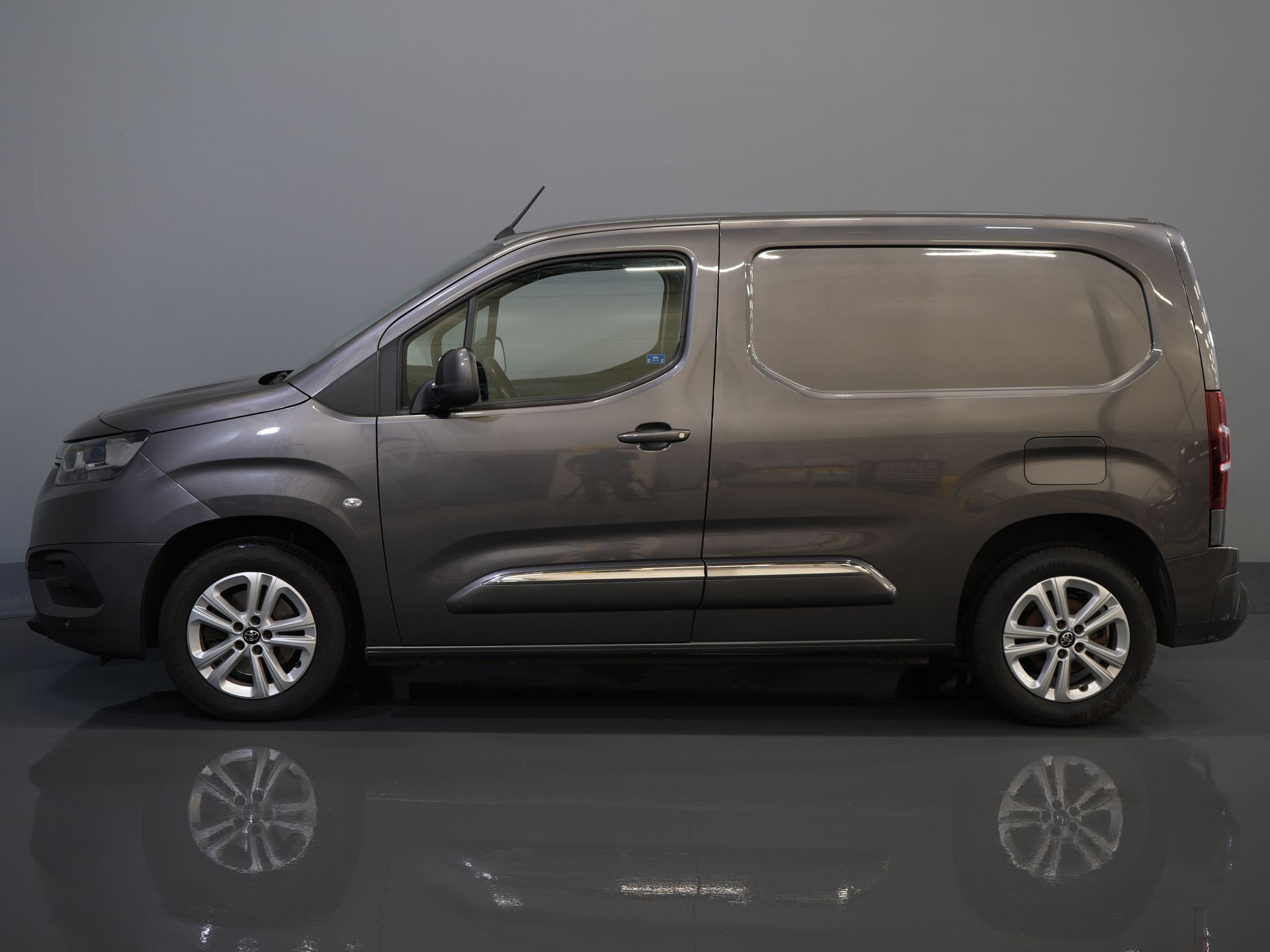 Toyota PROACE CITY Van 1.2 Turbo 130 KM Aut. BENZYNA 3OS./ Ogrzewanie foteli/ Klimatyzacja/ Keyless/ Carplay/ Cruise/ PDC/ Hak holowniczy