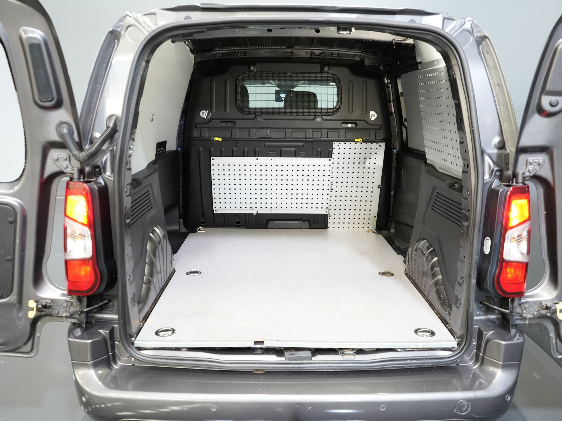 Toyota PROACE CITY Van 1.2 Turbo 130 KM Aut. BENZYNA 3OS./ Ogrzewanie foteli/ Klimatyzacja/ Keyless/ Carplay/ Cruise/ PDC/ Hak holowniczy