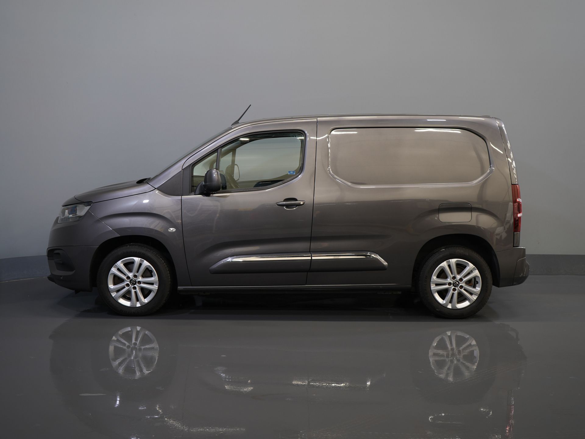 Toyota PROACE CITY Van 1.2 Turbo 130 CP Aut. BENZINE 3Pers./ Încălzire scaune/ Climă/ Keyless/ Carplay/ Cruise/ PDC/ Towbar