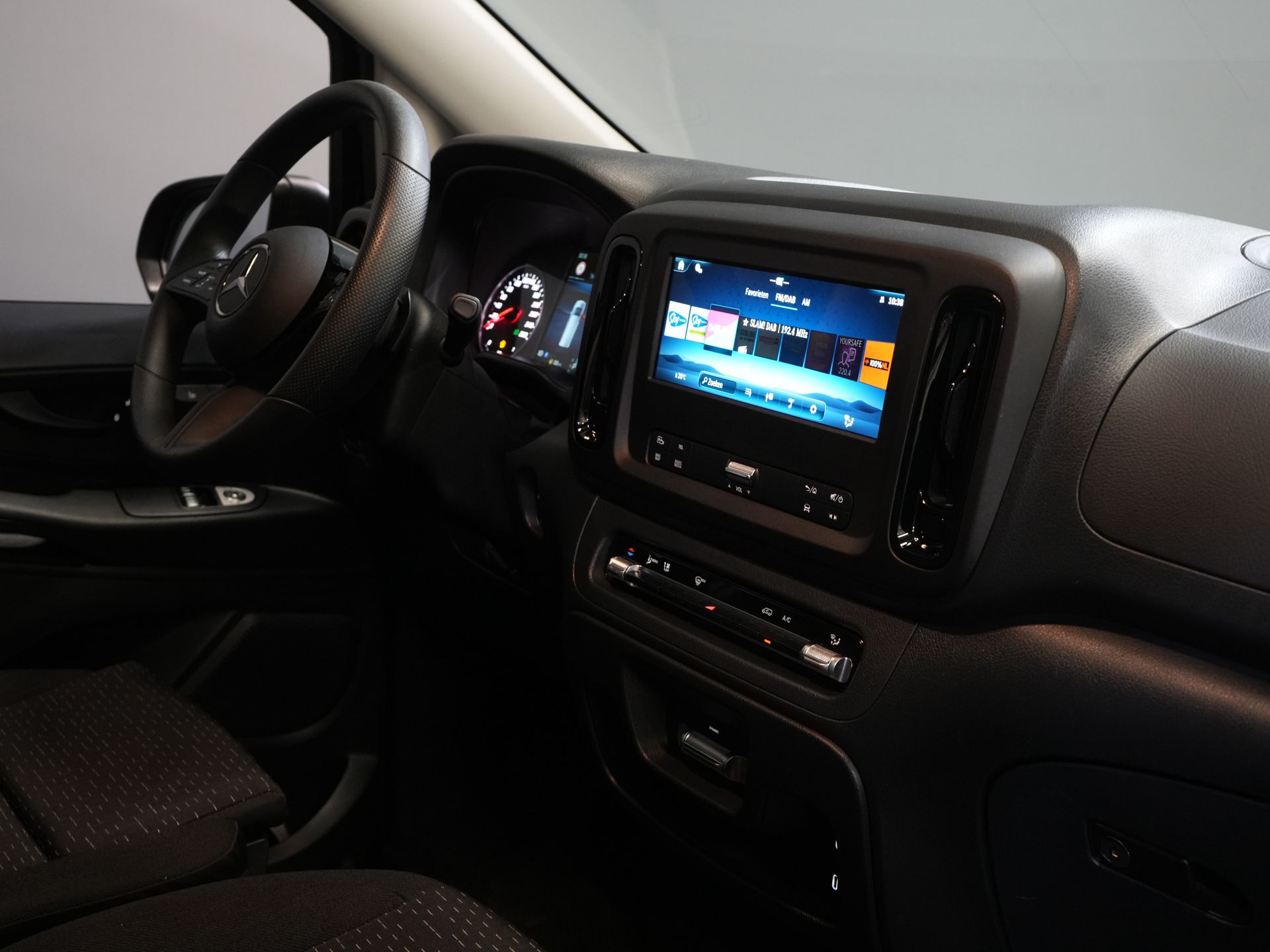 Mercedes-Benz Vito Bestelbus 119 CDI Aut. L3 LED/ 2.5t Trekverm./ 270Gr.Deuren/ Stoelverw./ Carplay/ Camera/ Trekhaak/ Cruise/ PDC/ DAB