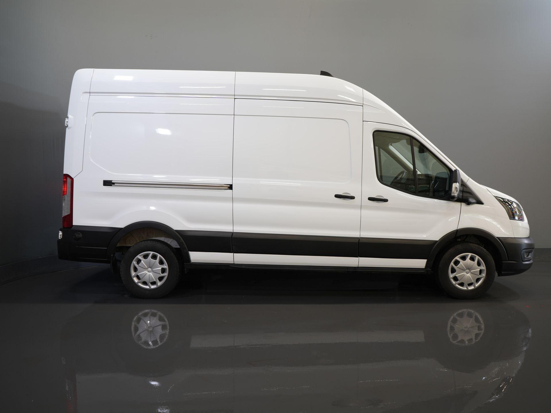 Ford Transit Bestelbus 350 2.0 TDCI 130 pk L3H3 Adapt.Cruise/ 360 Camera/ 270Gr.Deuren/ Stoelverw./ Navi/ Carplay/ PDC/ Climate