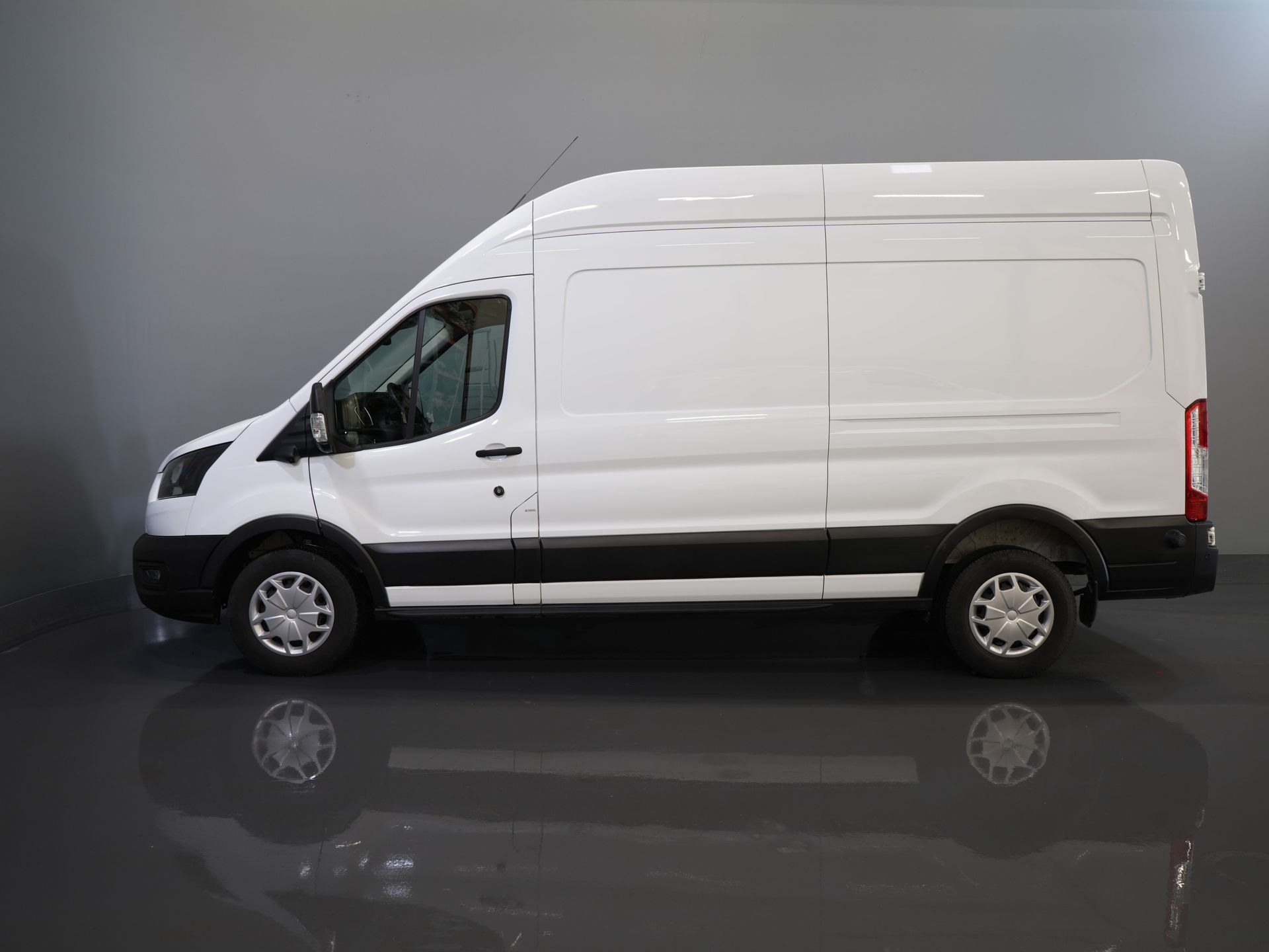 Ford Transit Bestelbus 350 2.0 TDCI 130 pk L3H3 Adapt.Cruise/ 360 Camera/ 270Gr.Deuren/ Stoelverw./ Navi/ Carplay/ PDC/ Climate