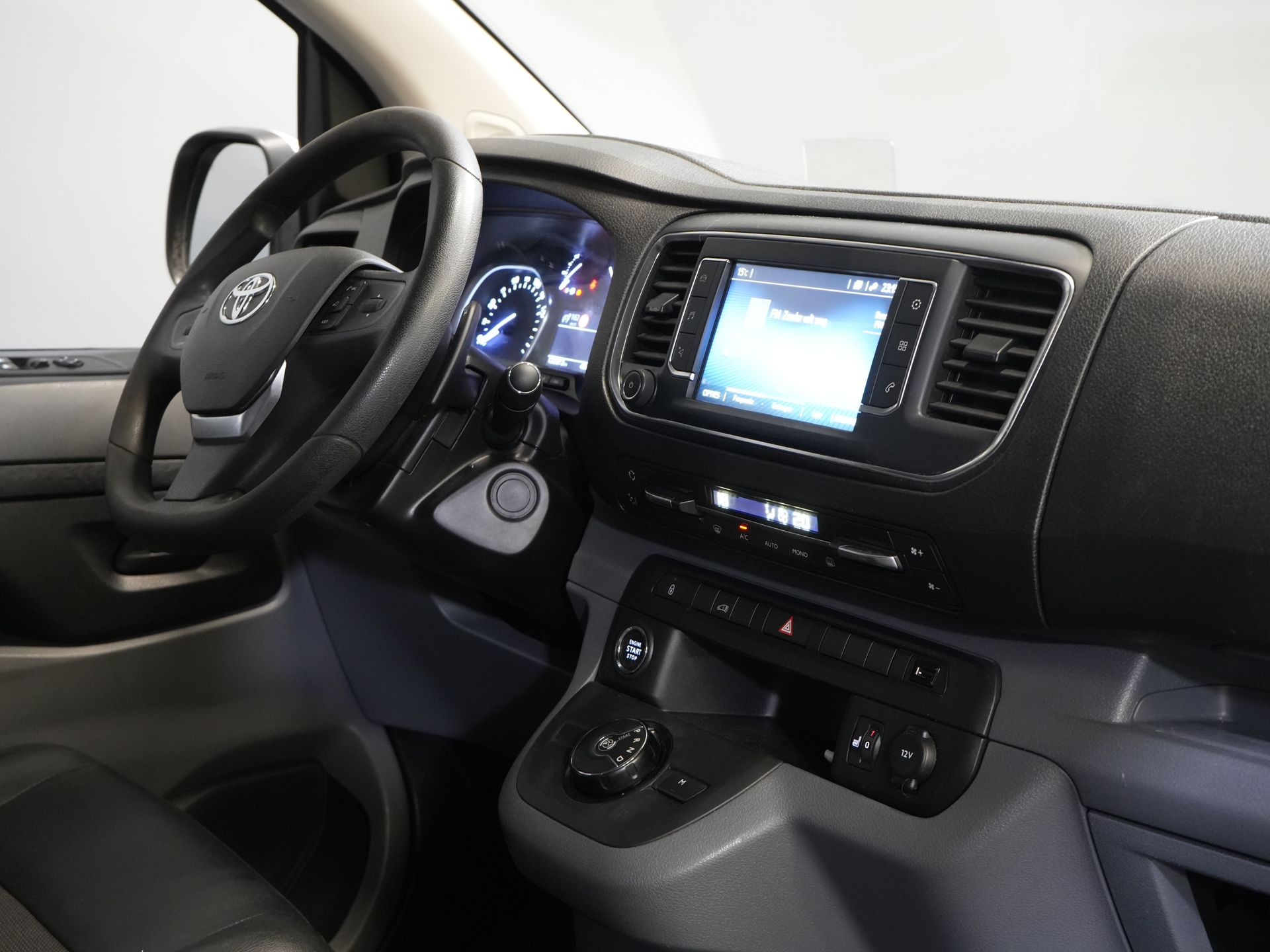 Toyota ProAce Worker Bestelbus 2.0 Aut. L2 Adapt.Cruise/ Headup/ Standkachel/ Stoelverw/ Keyless/ Carplay/ Navi/ Camera/ PDC/ LMV/ Climate/ Trekhaak