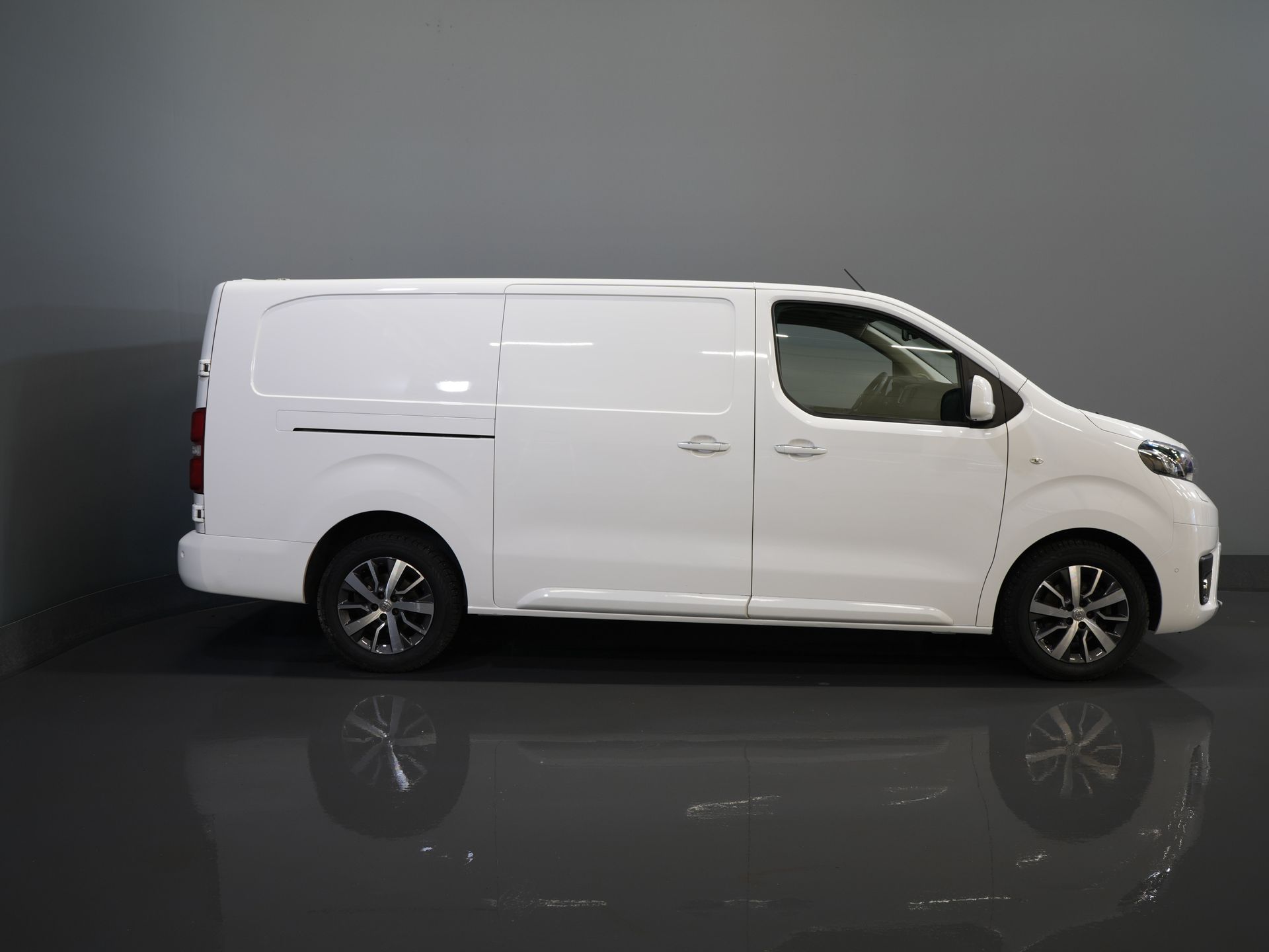 Toyota ProAce Worker Bestelbus 2.0 Aut. L2 Adapt.Cruise/ Headup/ Standkachel/ Stoelverw/ Keyless/ Carplay/ Navi/ Camera/ PDC/ LMV/ Climate/ Trekhaak