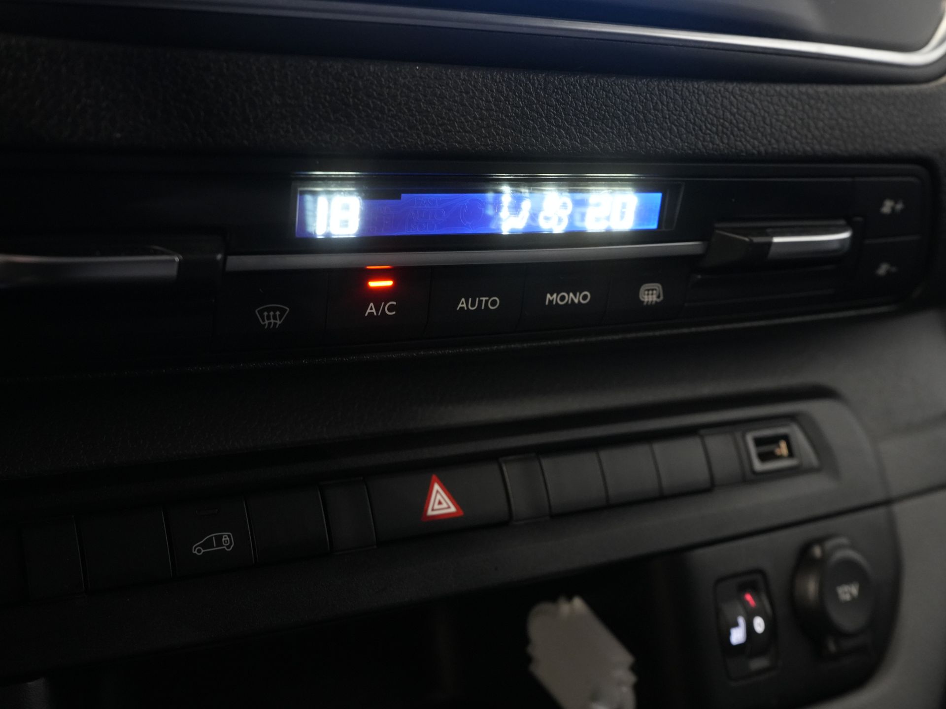 Toyota ProAce Worker Bestelbus 2.0 Aut. L2 Adapt.Cruise/ Headup/ Standkachel/ Stoelverw/ Keyless/ Carplay/ Navi/ Camera/ PDC/ LMV/ Climate/ Trekhaak