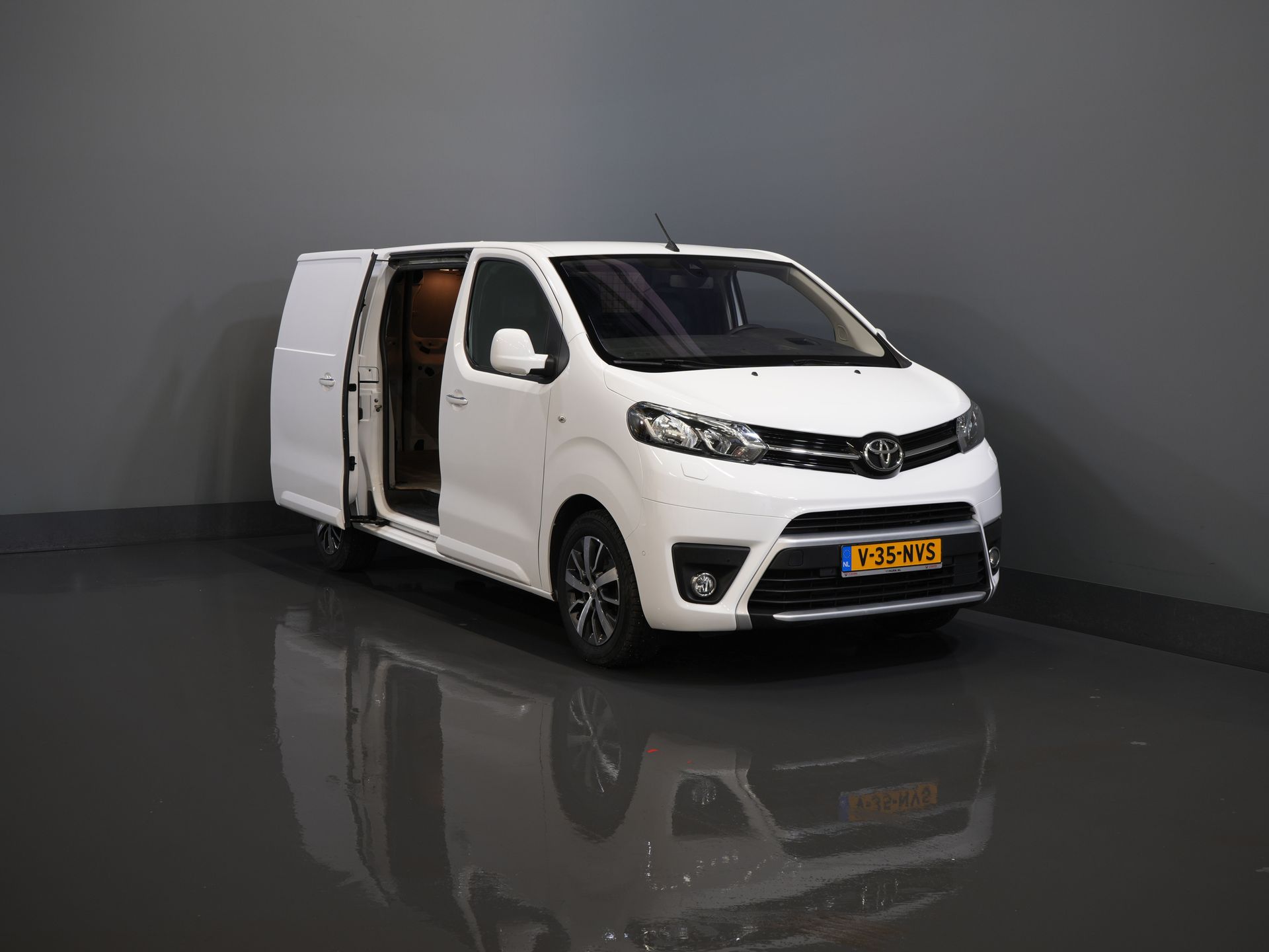 Toyota ProAce Worker Bestelbus 2.0 Aut. L2 Adapt.Cruise/ Headup/ Standkachel/ Stoelverw/ Keyless/ Carplay/ Navi/ Camera/ PDC/ LMV/ Climate/ Trekhaak